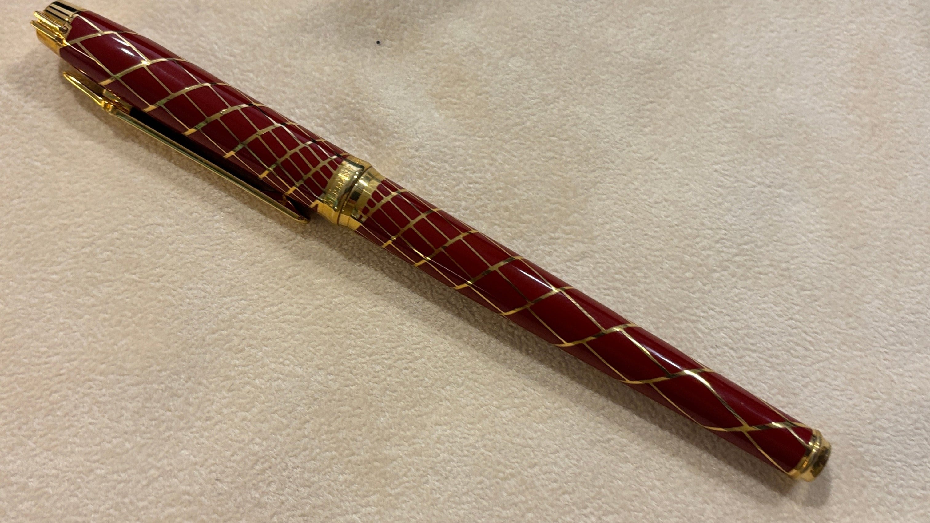 Elysee Chinese Lacquer  Parthenon  Trajan Rouge Fountain Pen - Fine 18kt Gold Nib