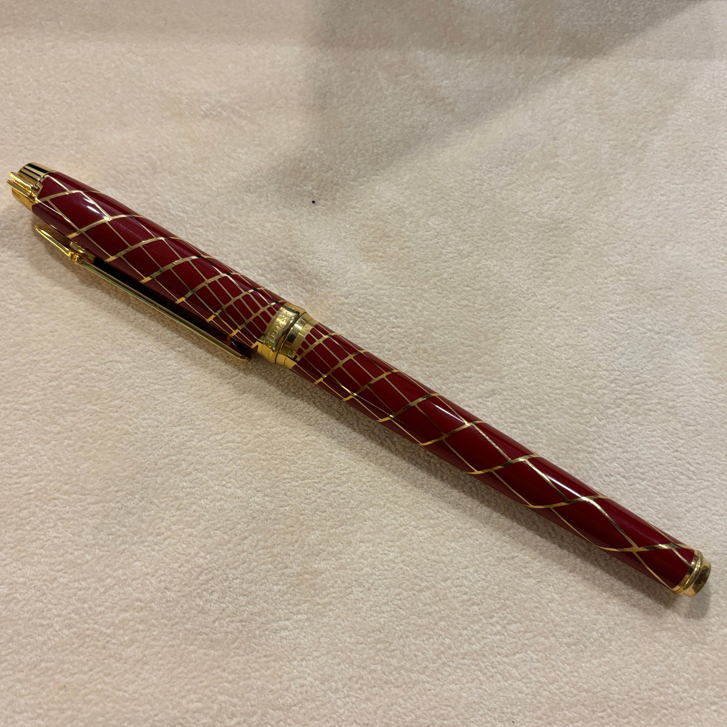 Elysee Chinese Lacquer  Parthenon  Trajan Rouge Fountain Pen - Fine 18kt Gold Nib
