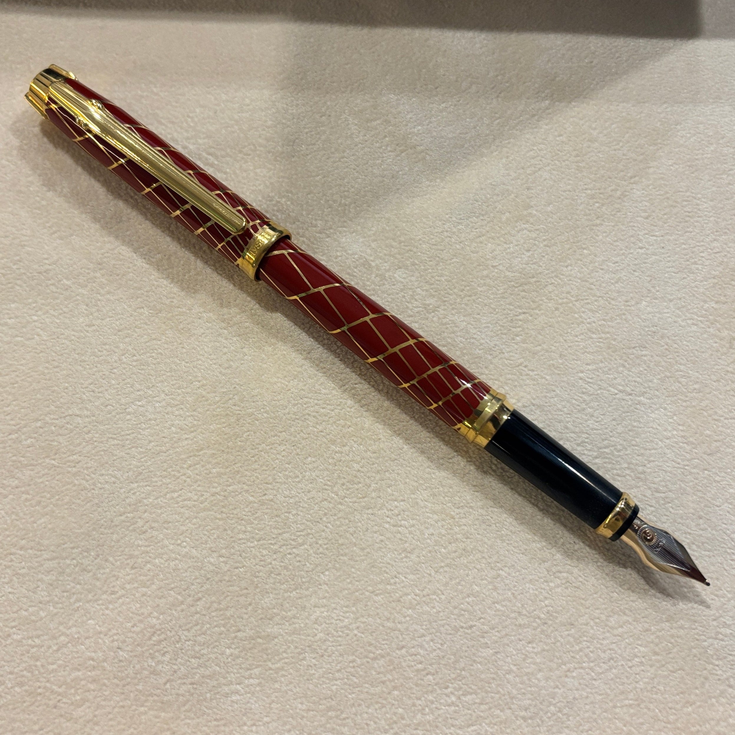 Elysee Chinese Lacquer  Parthenon  Trajan Rouge Fountain Pen - Fine 18kt Gold Nib
