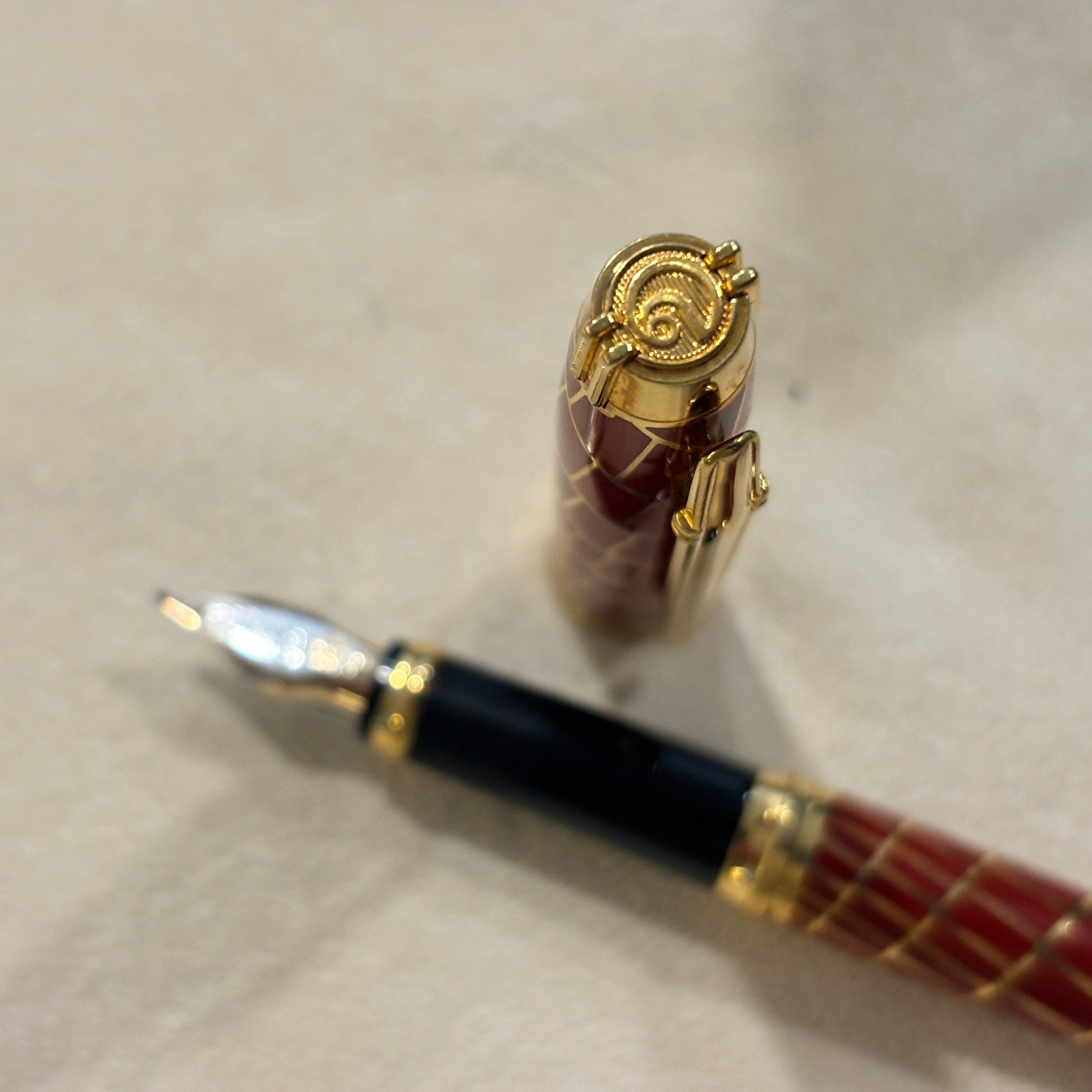 Elysee Chinese Lacquer  Parthenon  Trajan Rouge Fountain Pen - Fine 18kt Gold Nib