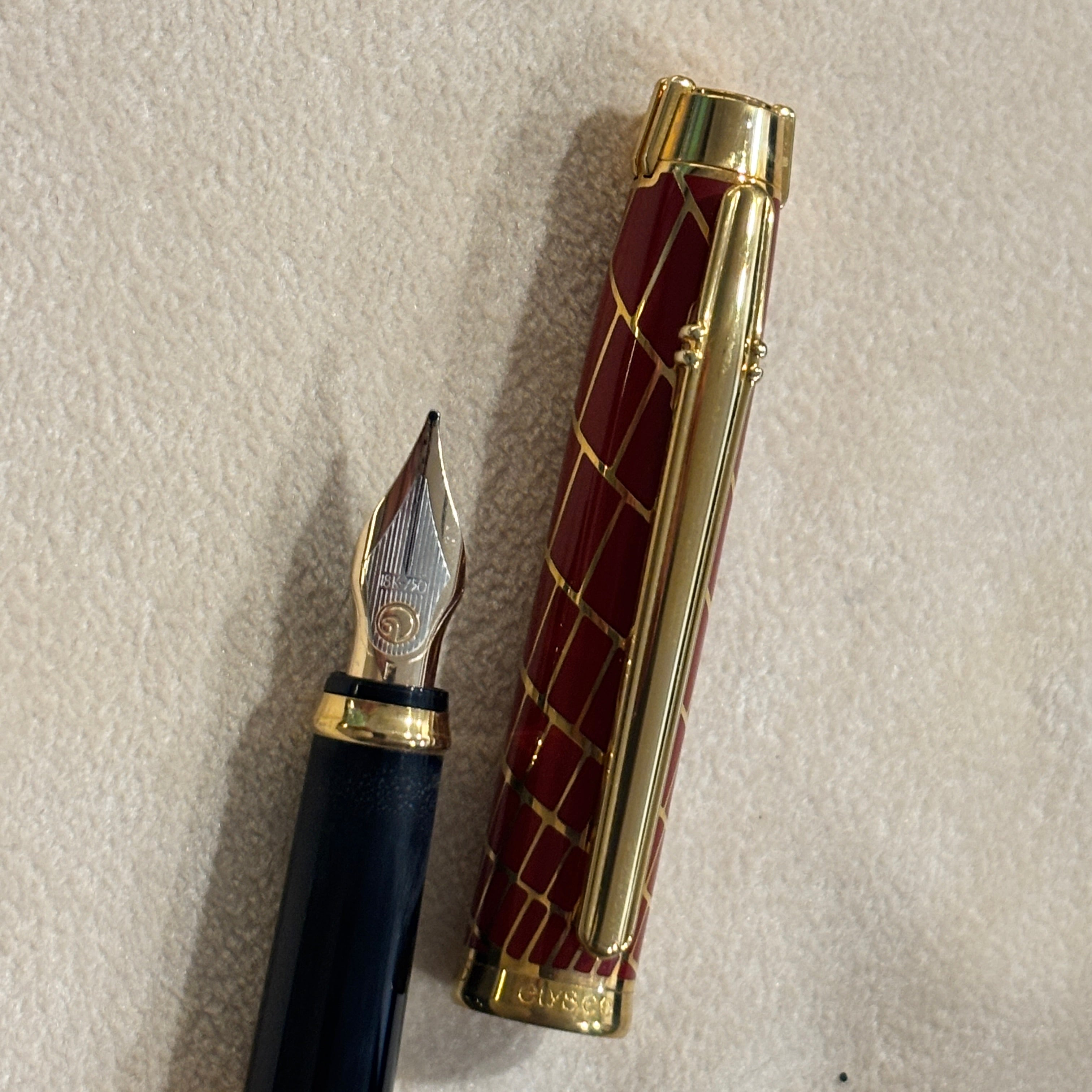 Elysee Chinese Lacquer  Parthenon  Trajan Rouge Fountain Pen - Fine 18kt Gold Nib