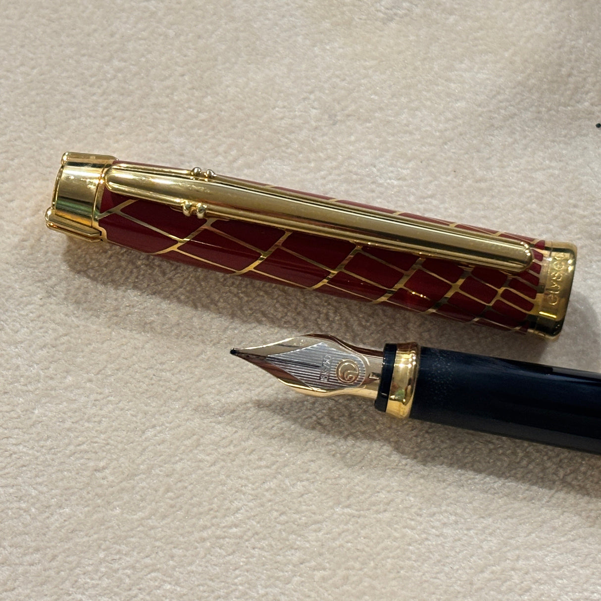 Elysee Chinese Lacquer  Parthenon  Trajan Rouge Fountain Pen - Fine 18kt Gold Nib