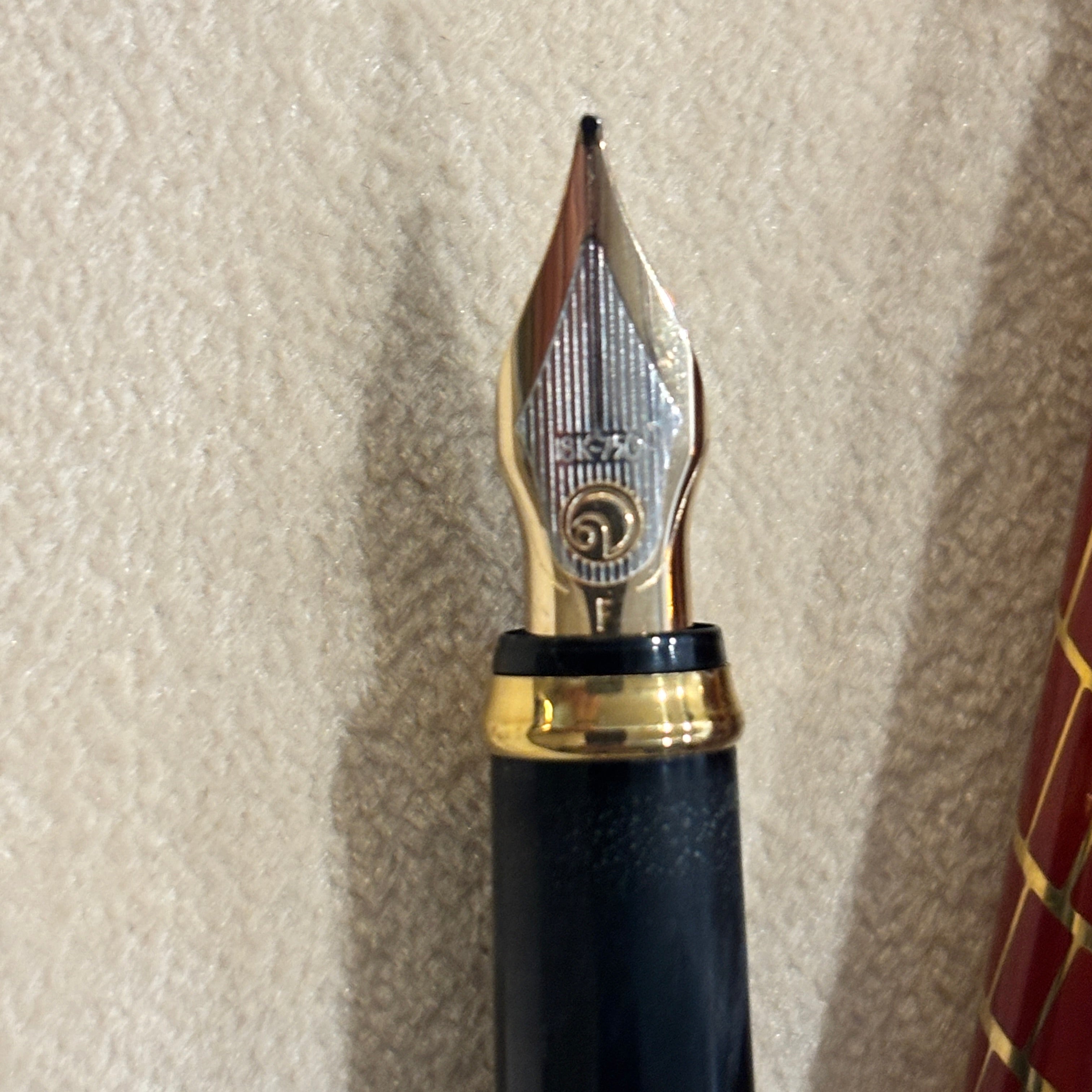 Elysee Chinese Lacquer  Parthenon  Trajan Rouge Fountain Pen - Fine 18kt Gold Nib