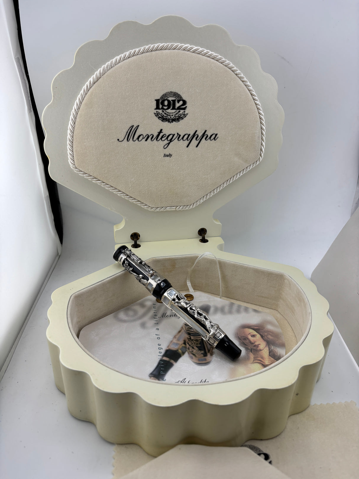 Montegrappa Aphrodite Limited Edition Fountain Pen (1997) - A Masterpiece! - Medium 18kt Gold Nib