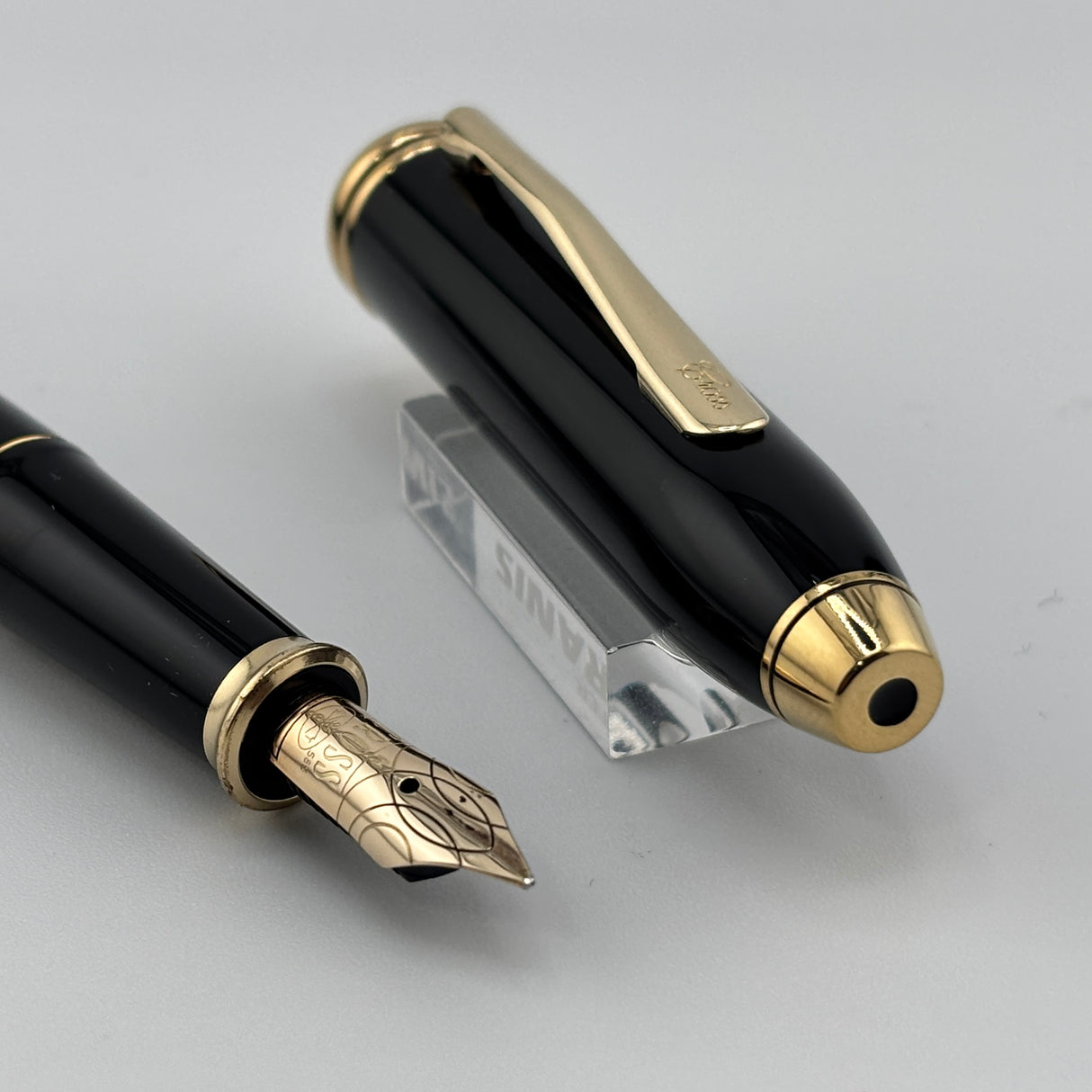 Cross Townsend Black Lacquer Fountain Pen - Made in USA - Medium 14kt Gold Nib