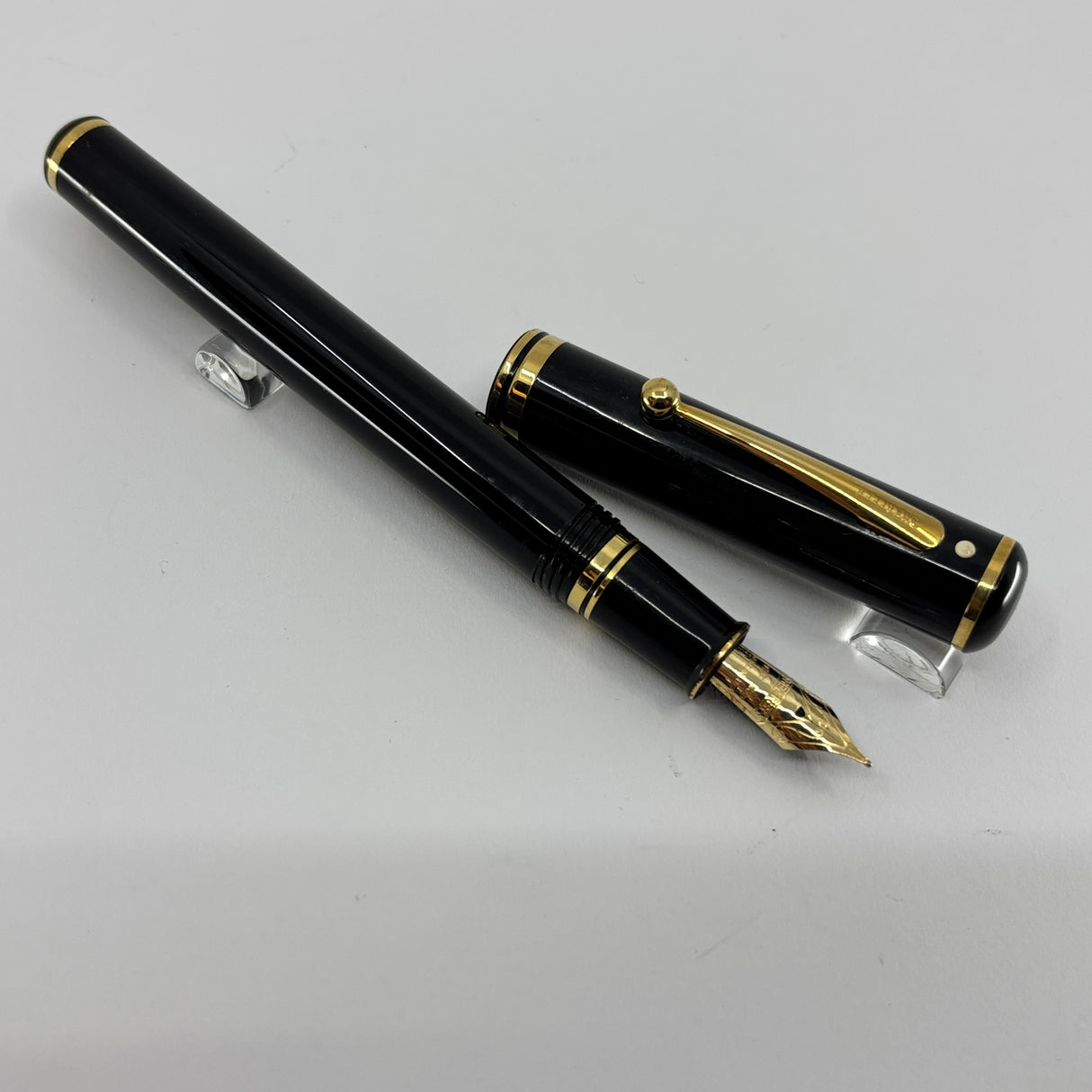 Sheaffer Connaisseur Black Fountain Pen - Fine 18kt Gold Nib