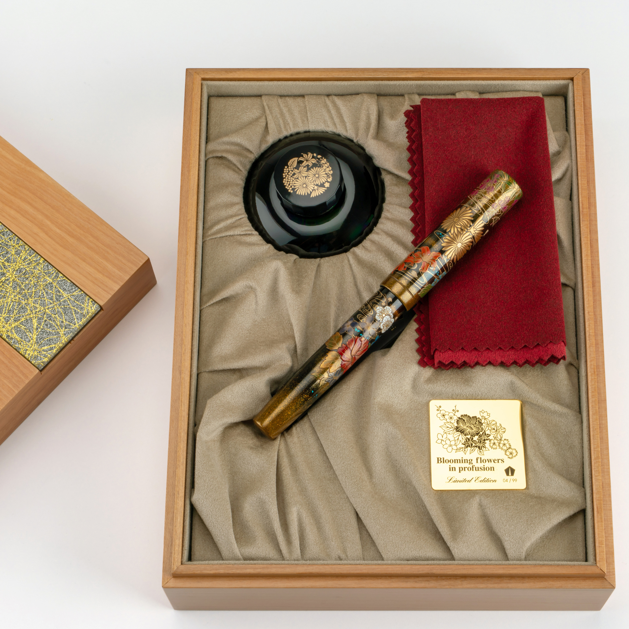 2025 Namiki Limited Edition Emperor “Blooming Flowers in Profusion” Fountain Pen Collection