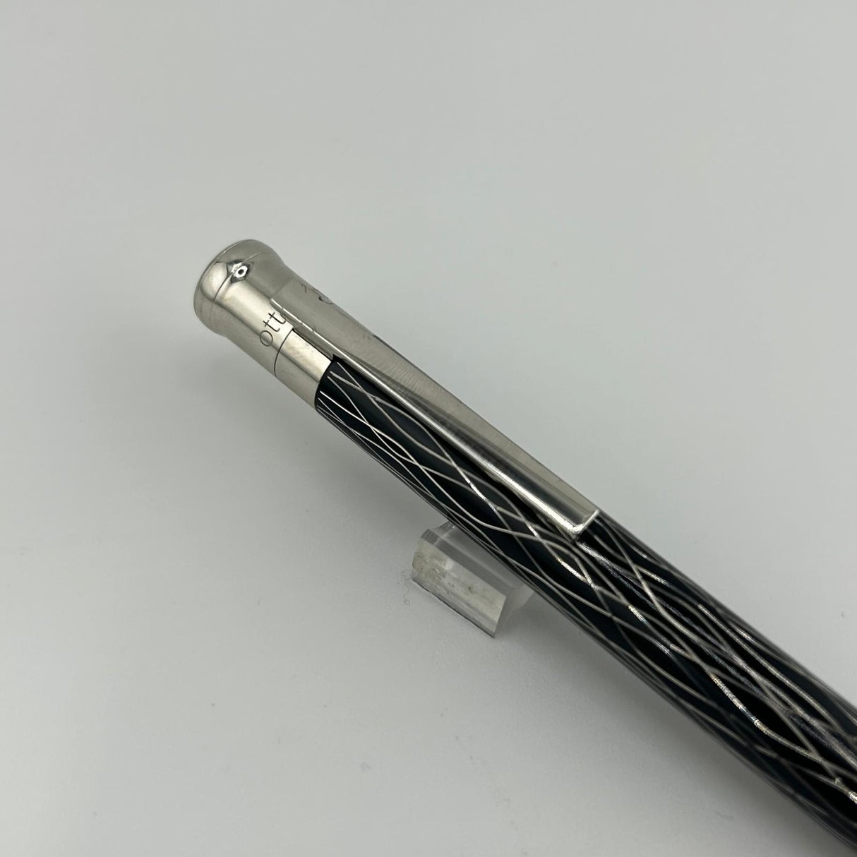 Otto Hutt Design 4 Black Wave - Platinum Trim - Ball Pen