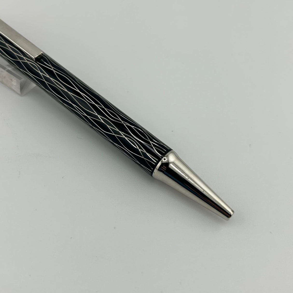 Otto Hutt Design 4 Black Wave - Platinum Trim - Ball Pen