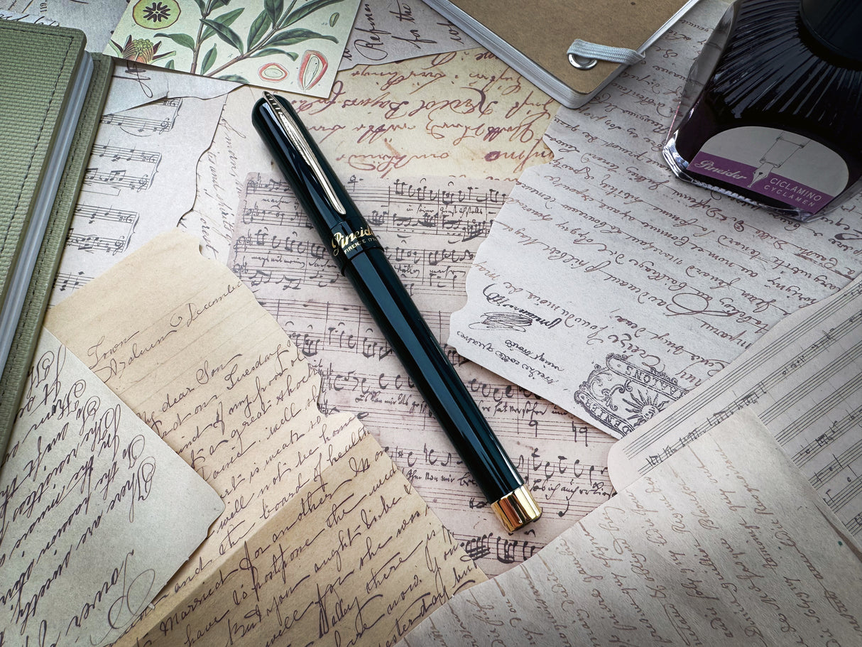 Pineider Avatar UR Anniversary Green w/Yellow Gold Trim Limited Edition - Fountain Pen