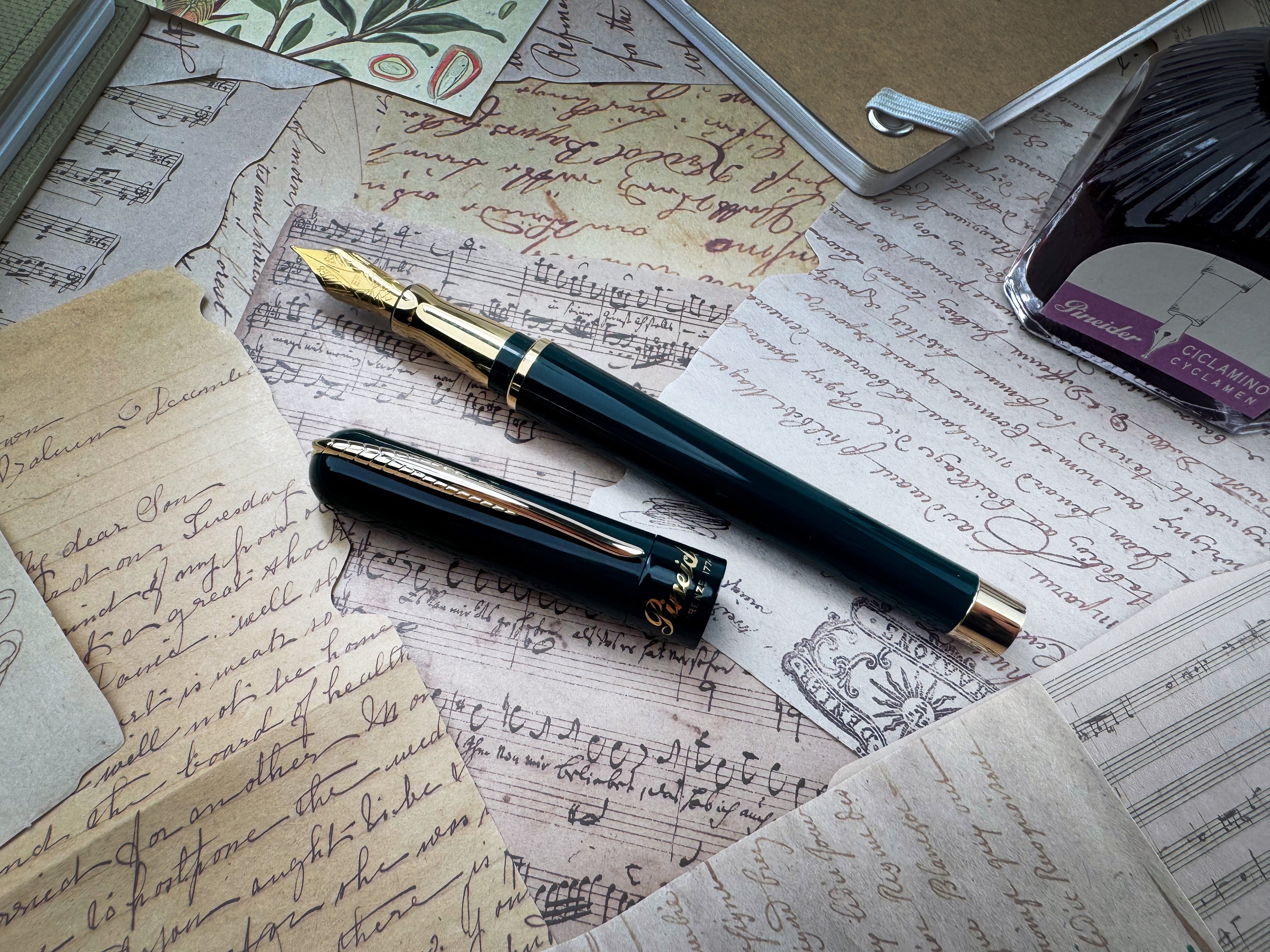 Pineider Avatar UR Anniversary Green w/Yellow Gold Trim Limited Edition - Fountain Pen