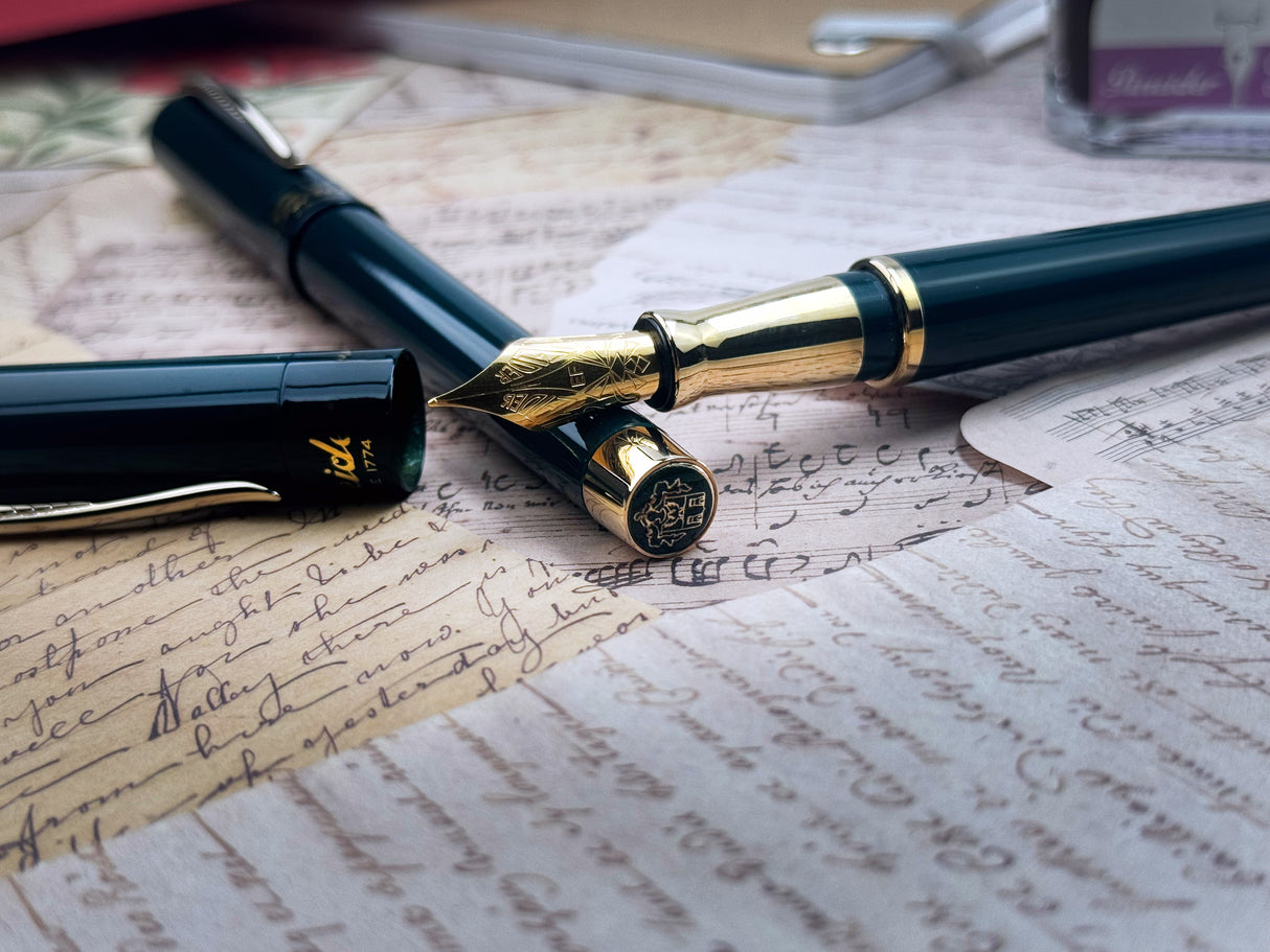 Pineider Avatar UR Anniversary Green w/Yellow Gold Trim Limited Edition - Fountain Pen