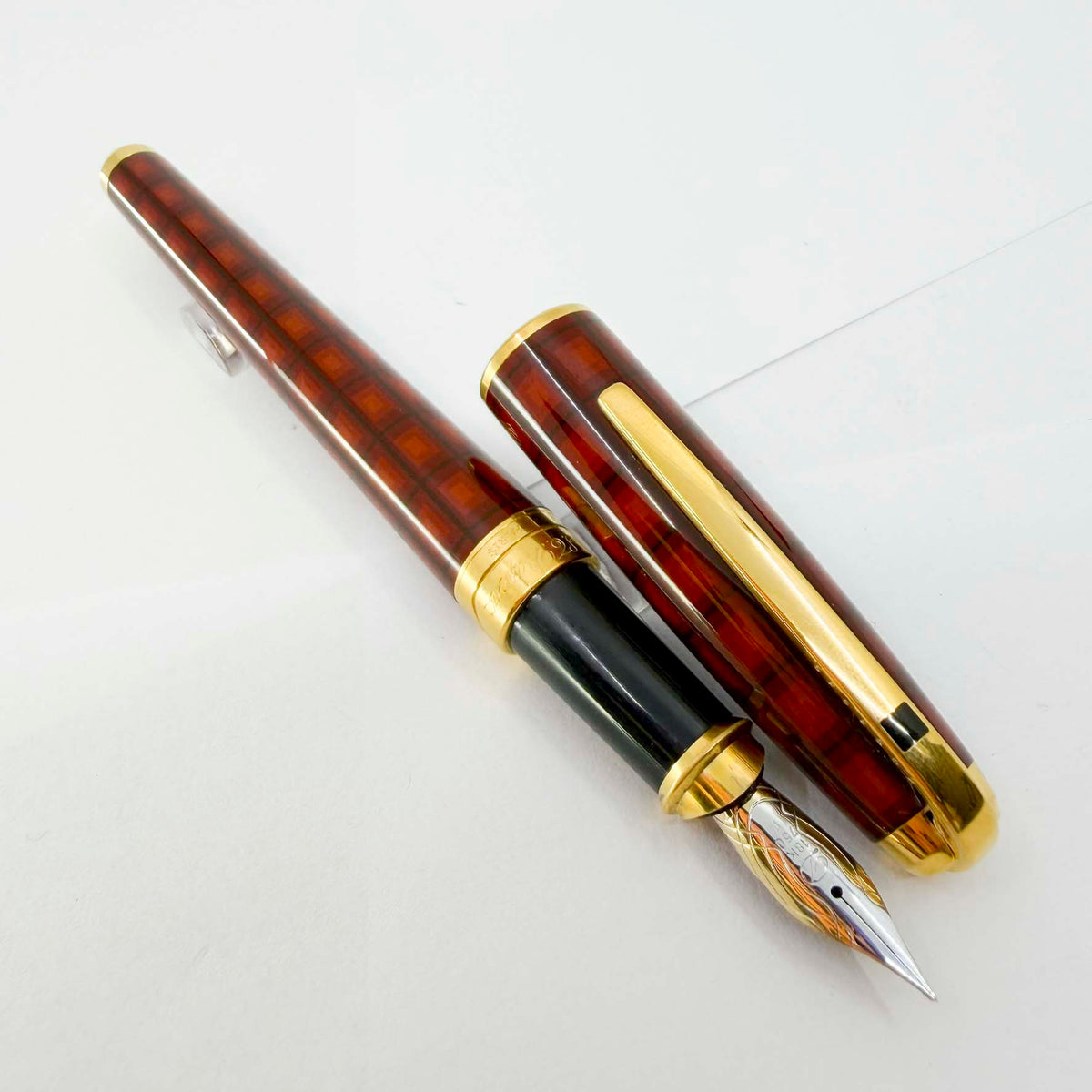 S.T. DuPont Orpheo Vertigo Laque de Chine Fountain Pen - Fine 18kt Gold Nib