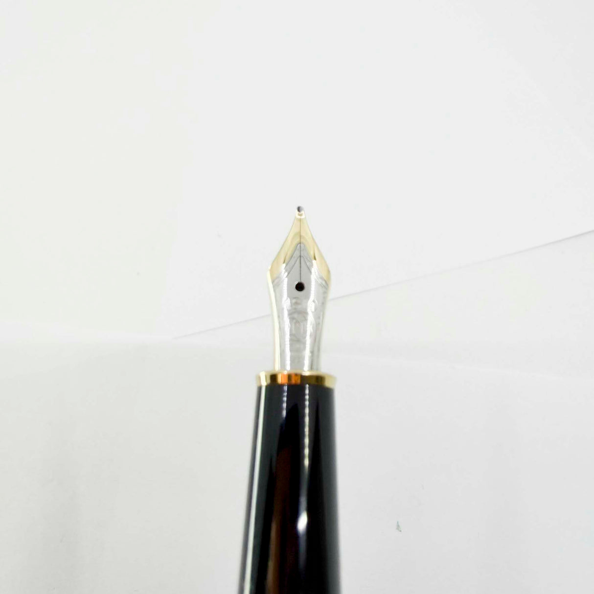 Montblanc Classique #144 Black Resin Fountain Pen - Medium 14kt Gold Nib