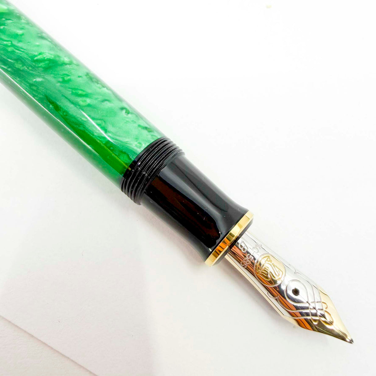 Pelikan Souveran M600 Marbled Vibrant Green Special Edition Fountain Pen - Broad 14kt Gold Nib