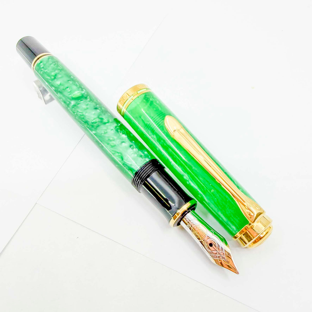 Pelikan Souveran M600 Marbled Vibrant Green Special Edition Fountain Pen - Broad 14kt Gold Nib