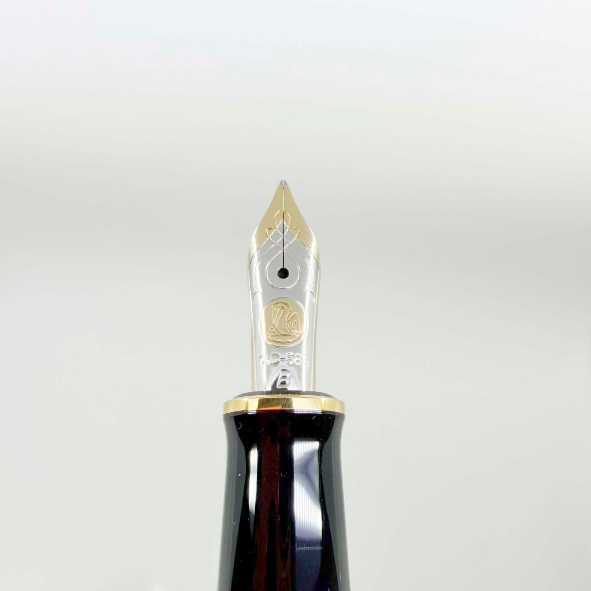 Pelikan Souveran M600 Marbled Vibrant Green Special Edition Fountain Pen - Broad 14kt Gold Nib