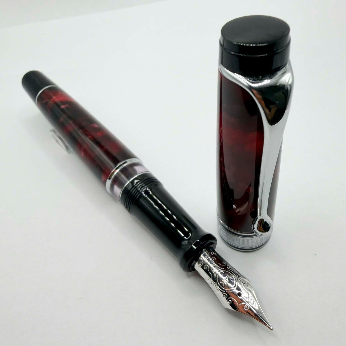 Aurora Optima Marbled Burgundy Auroloide Fountain Pen - Fine 14kt Gold Nib