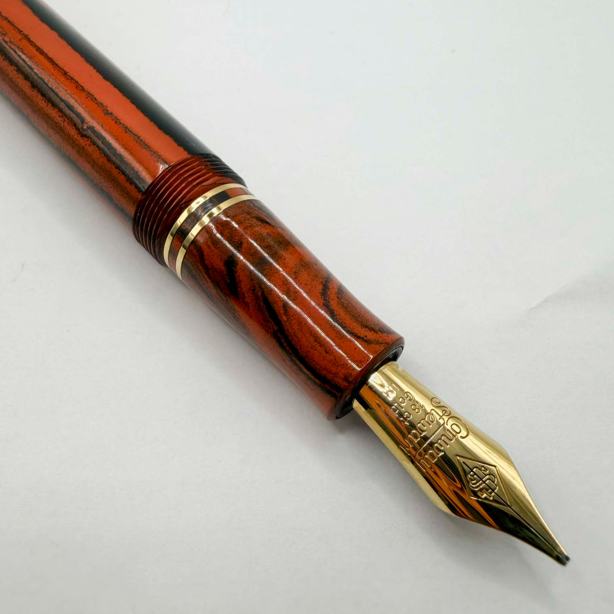 Conway Stewart Winston Churchill Woodgrain Ebonite Fountain Pen - Medium Italic 18kt Gold Nib