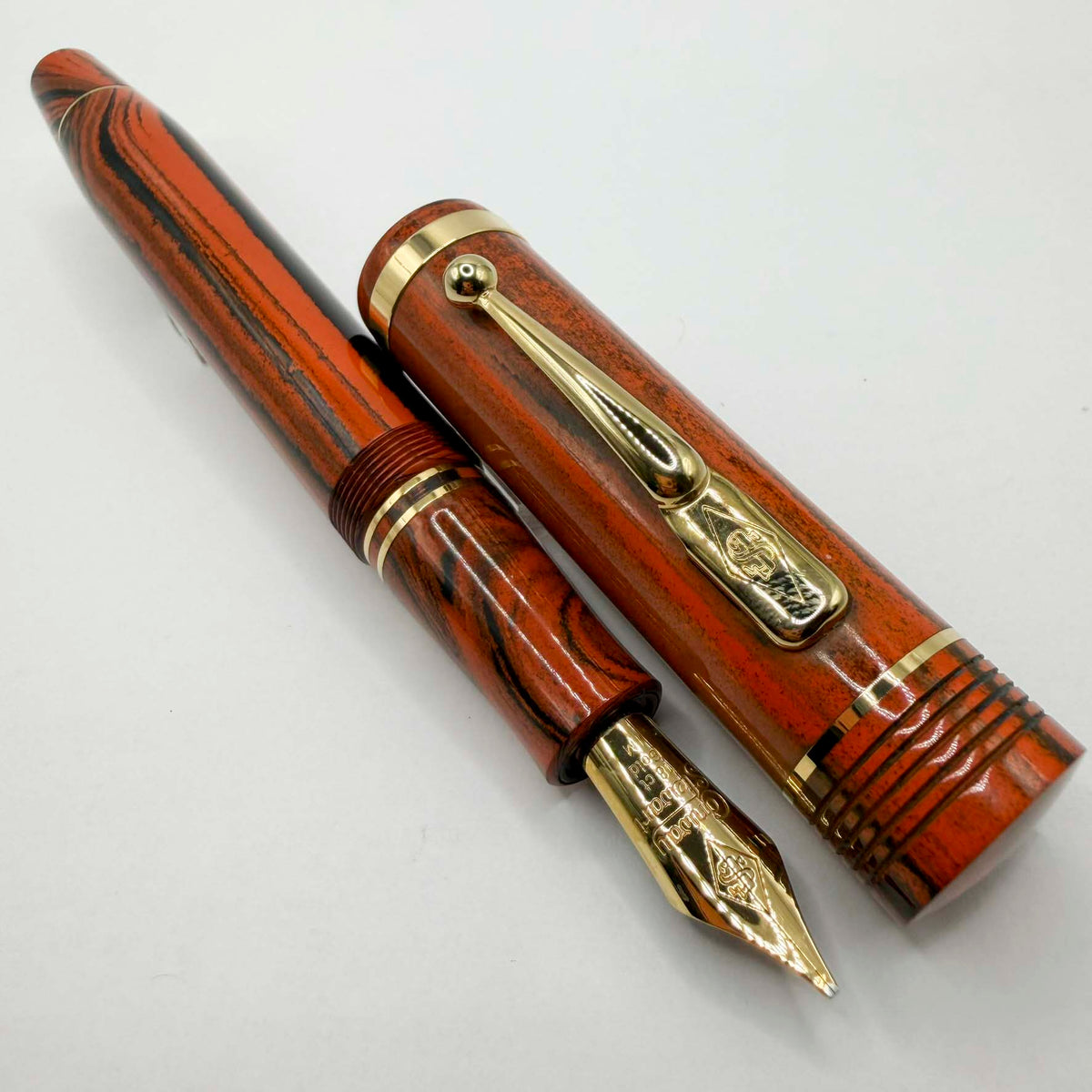 Conway Stewart Winston Churchill Woodgrain Ebonite Fountain Pen - Medium Italic 18kt Gold Nib