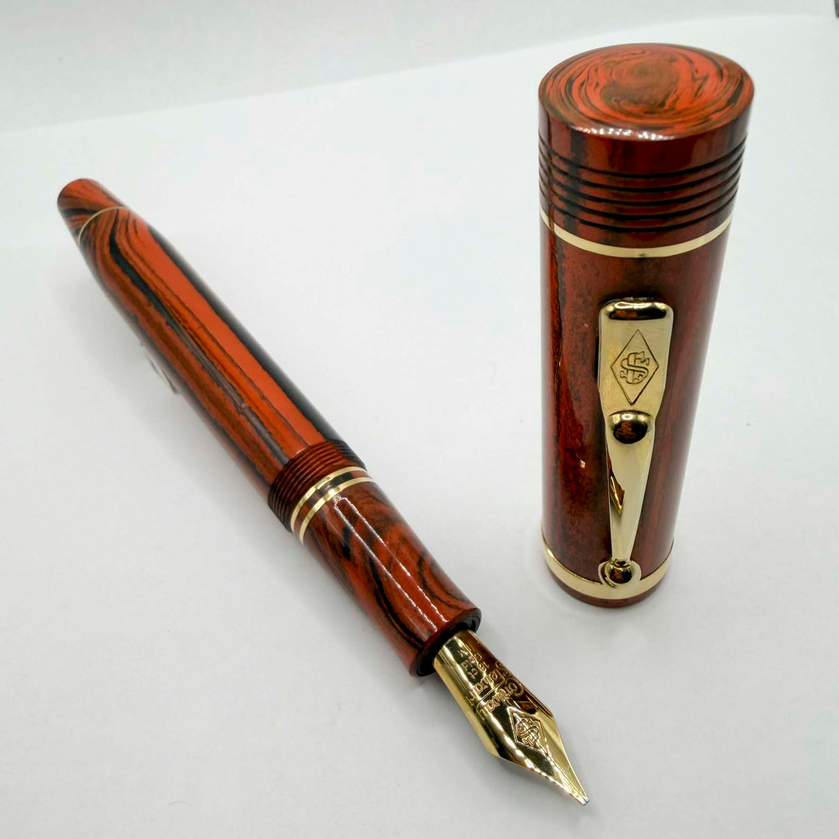 Conway Stewart Winston Churchill Woodgrain Ebonite Fountain Pen - Medium Italic 18kt Gold Nib