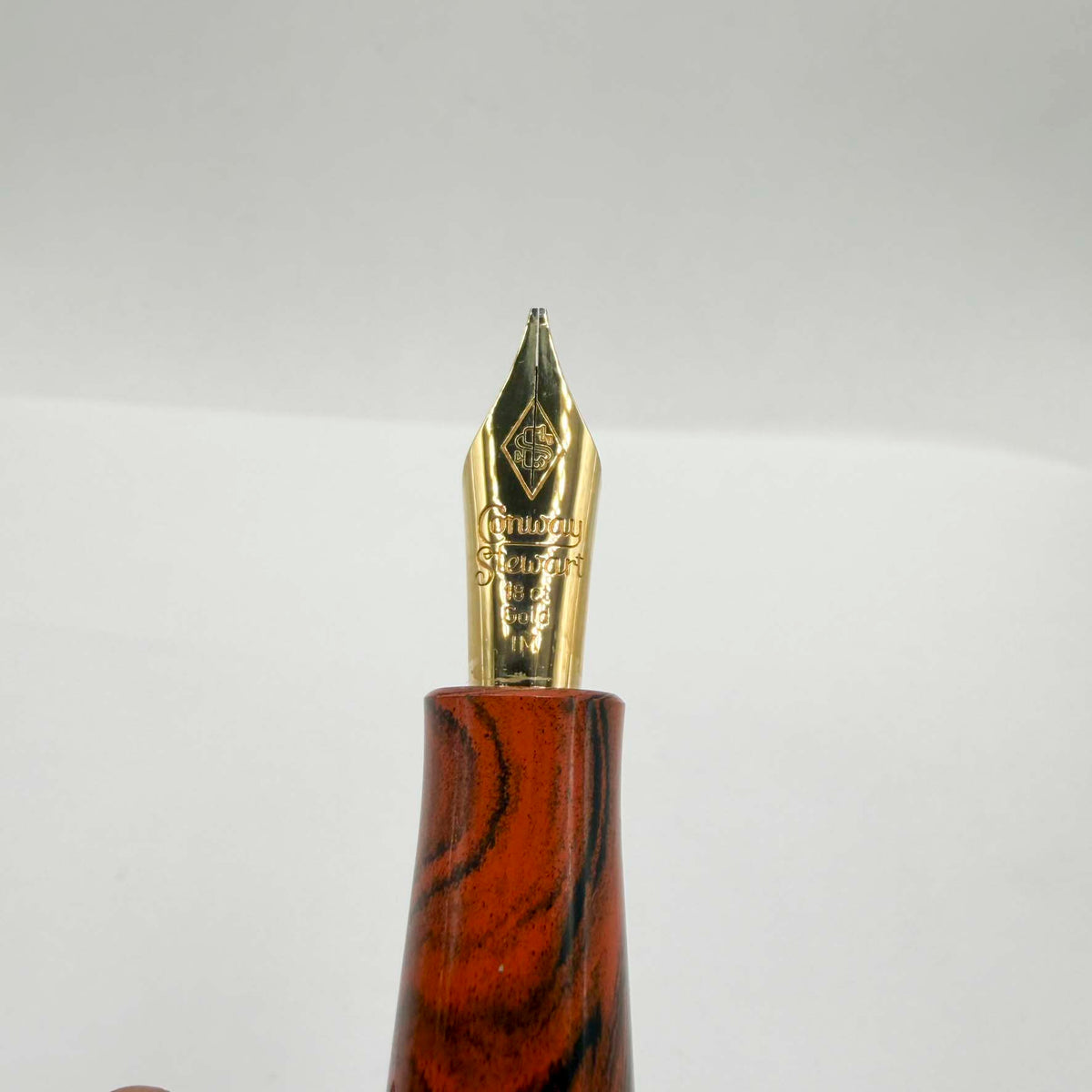 Conway Stewart Winston Churchill Woodgrain Ebonite Fountain Pen - Medium Italic 18kt Gold Nib