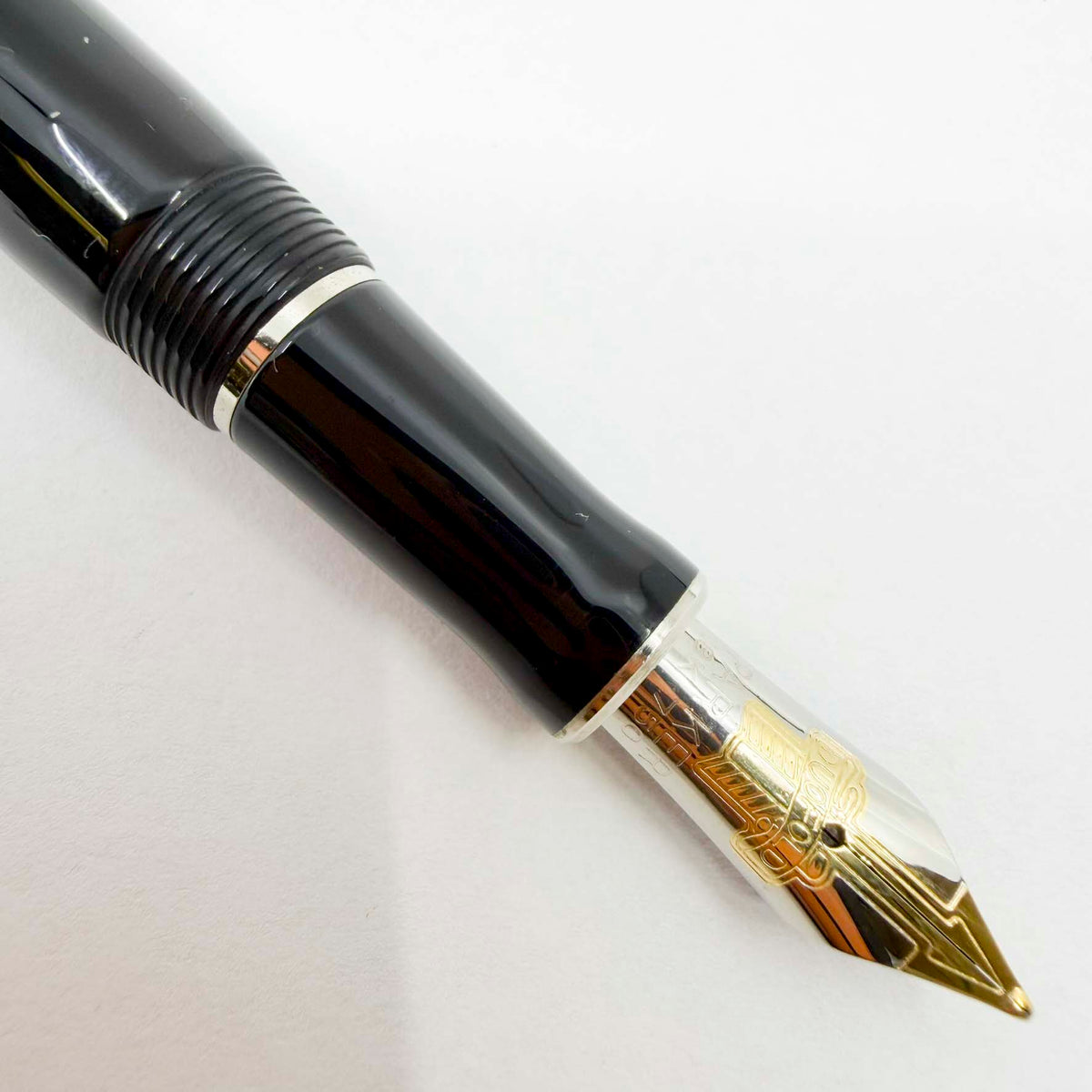 Parker Duofold International (Standard Size) Black/Platinum-Plated Trim Fountain Pen - Medium 18kt Gold Nib