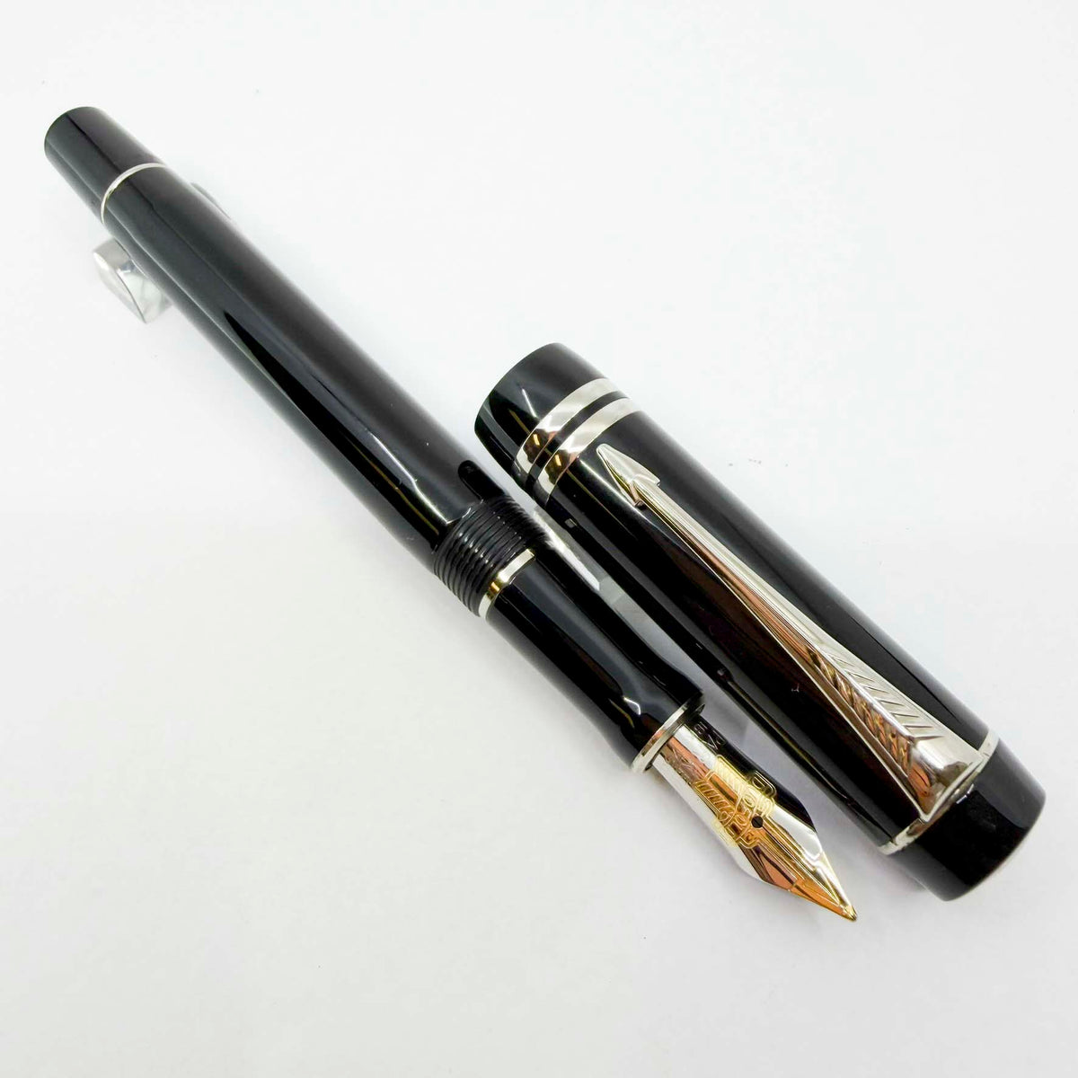Parker Duofold International (Standard Size) Black/Platinum-Plated Trim Fountain Pen - Medium 18kt Gold Nib