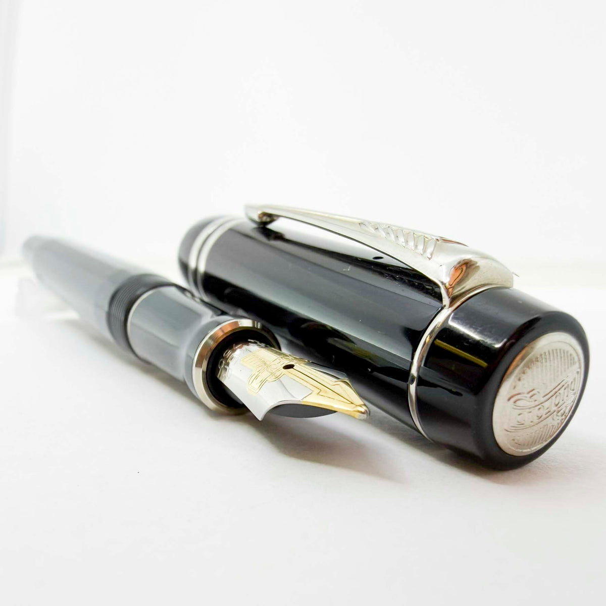 Parker Duofold International (Standard Size) Black/Platinum-Plated Trim Fountain Pen - Medium 18kt Gold Nib