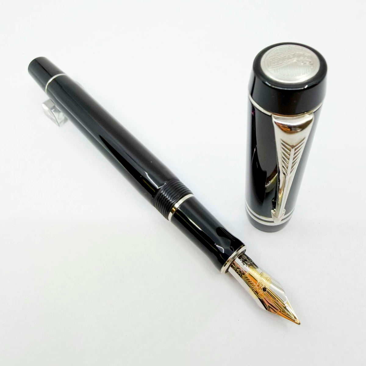 Parker Duofold International (Standard Size) Black/Platinum-Plated Trim Fountain Pen - Medium 18kt Gold Nib