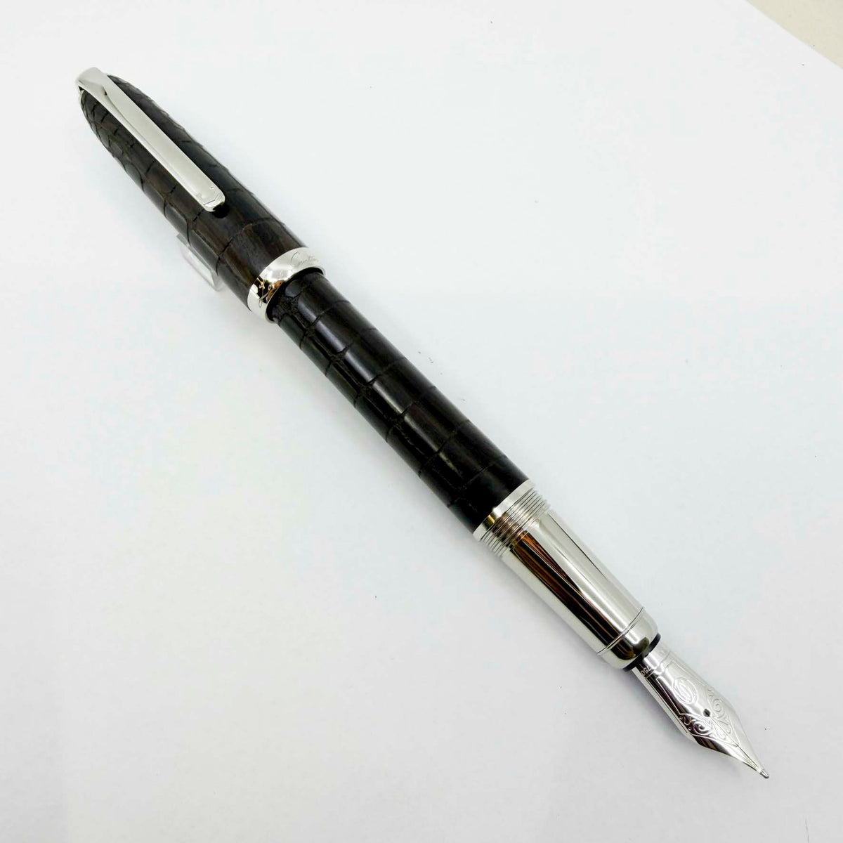 Cartier Louis Cartier Dandy Crocodile Scales Engraved Wood Body Limited Edition Fountain Pen - Medium 18kt Gold Nib