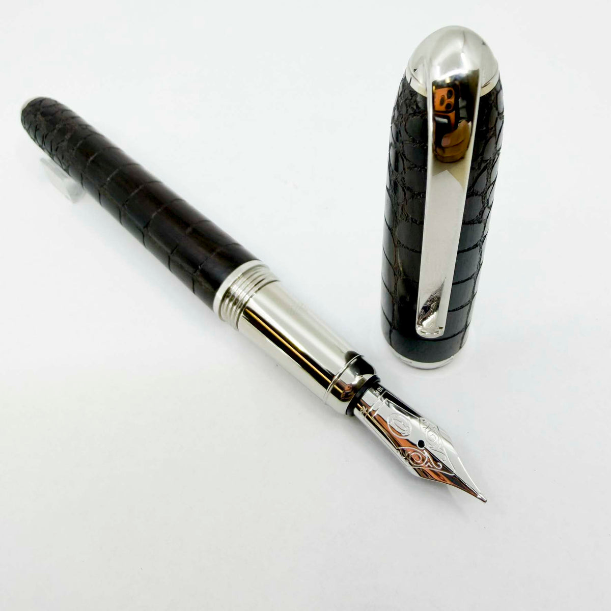 Cartier Louis Cartier Dandy Crocodile Scales Engraved Wood Body Limited Edition Fountain Pen - Medium 18kt Gold Nib