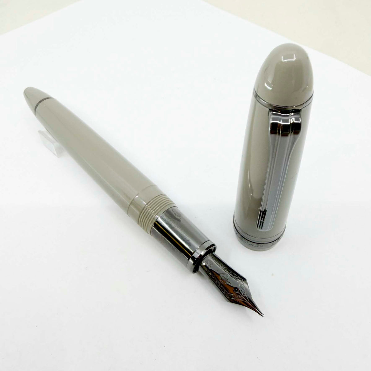 Sailor 1911 Large Special Edition Light Gray Themis Fountain Pen - Medium 21kt Gold Nib