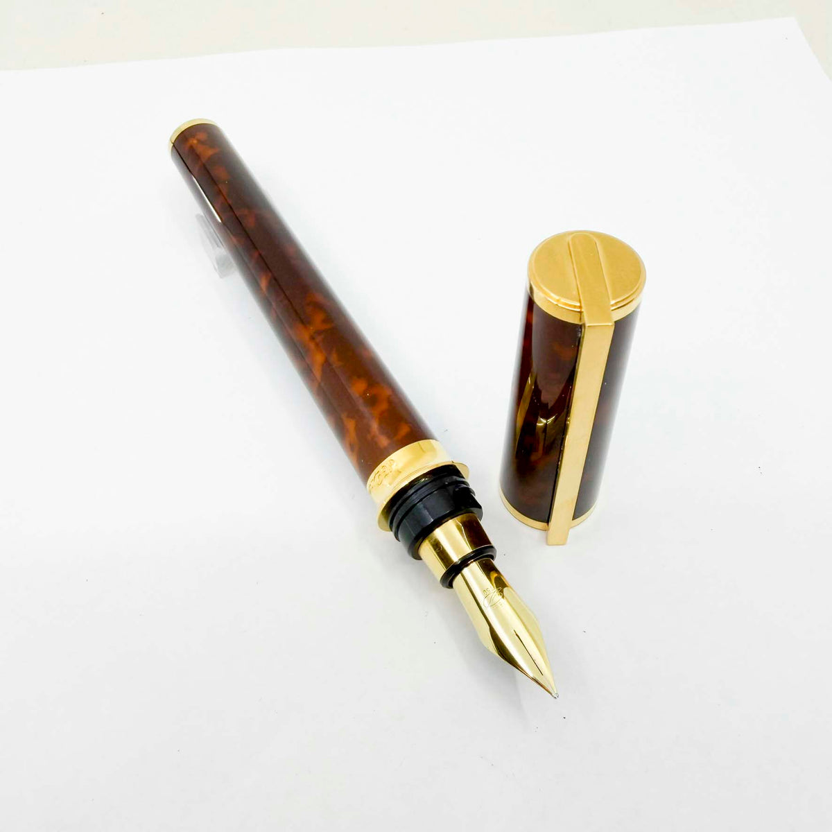 S.T. Dupont Montparnasse Chairman (Largest) Tortoiseshell Laque de Chine Fountain Pen - Medium 18kt Gold Nib