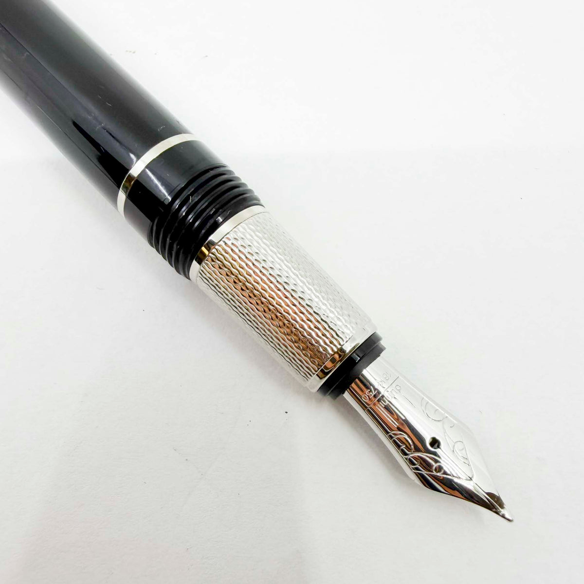 Dunhill Sidecar Black Lacquer Fountain Pen - Medium 18kt Gold Nib