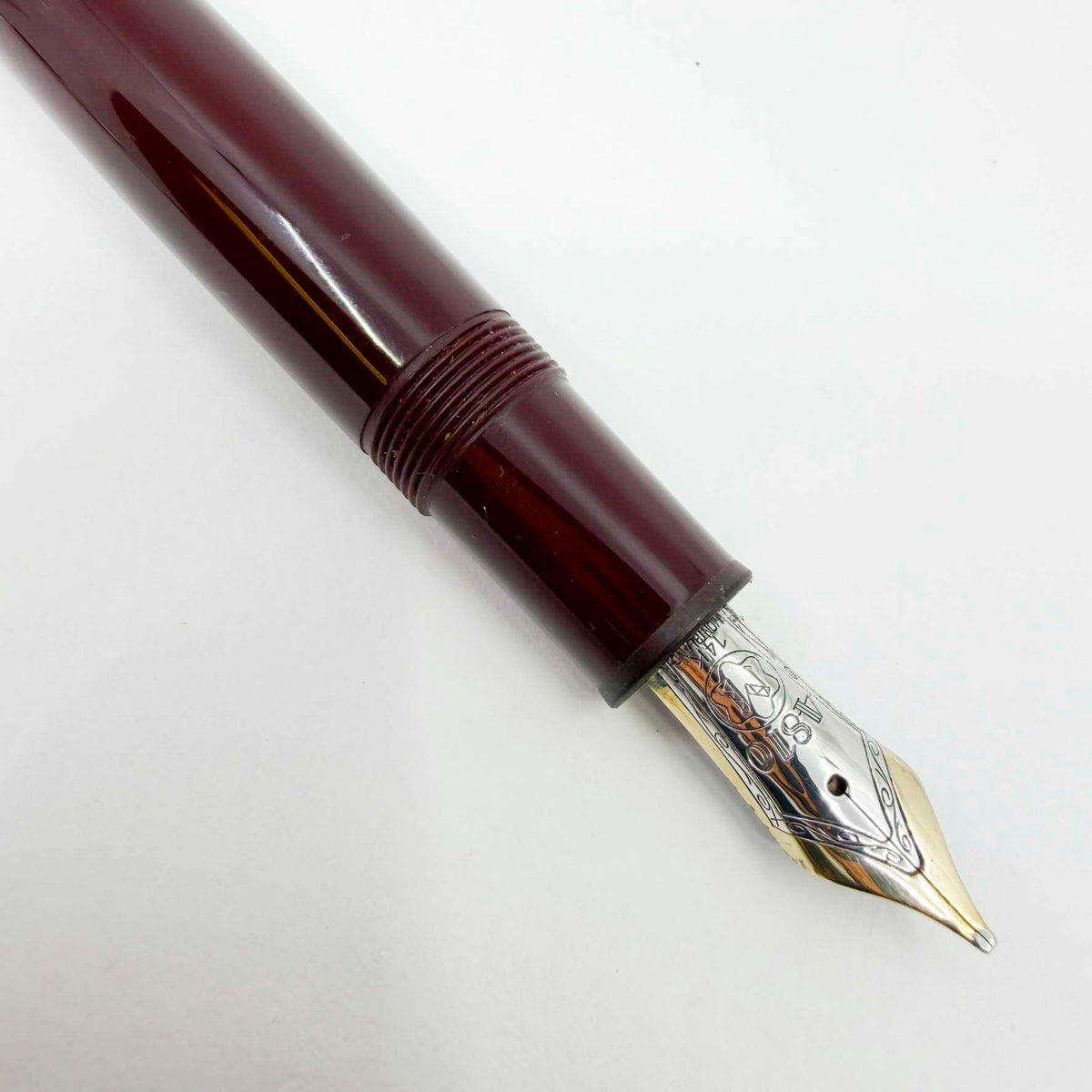 Montblanc Meisterstuck Bordeaux Resin #147 LeGrand Traveler Fountain Pen - Broad 14kt Gold Nib