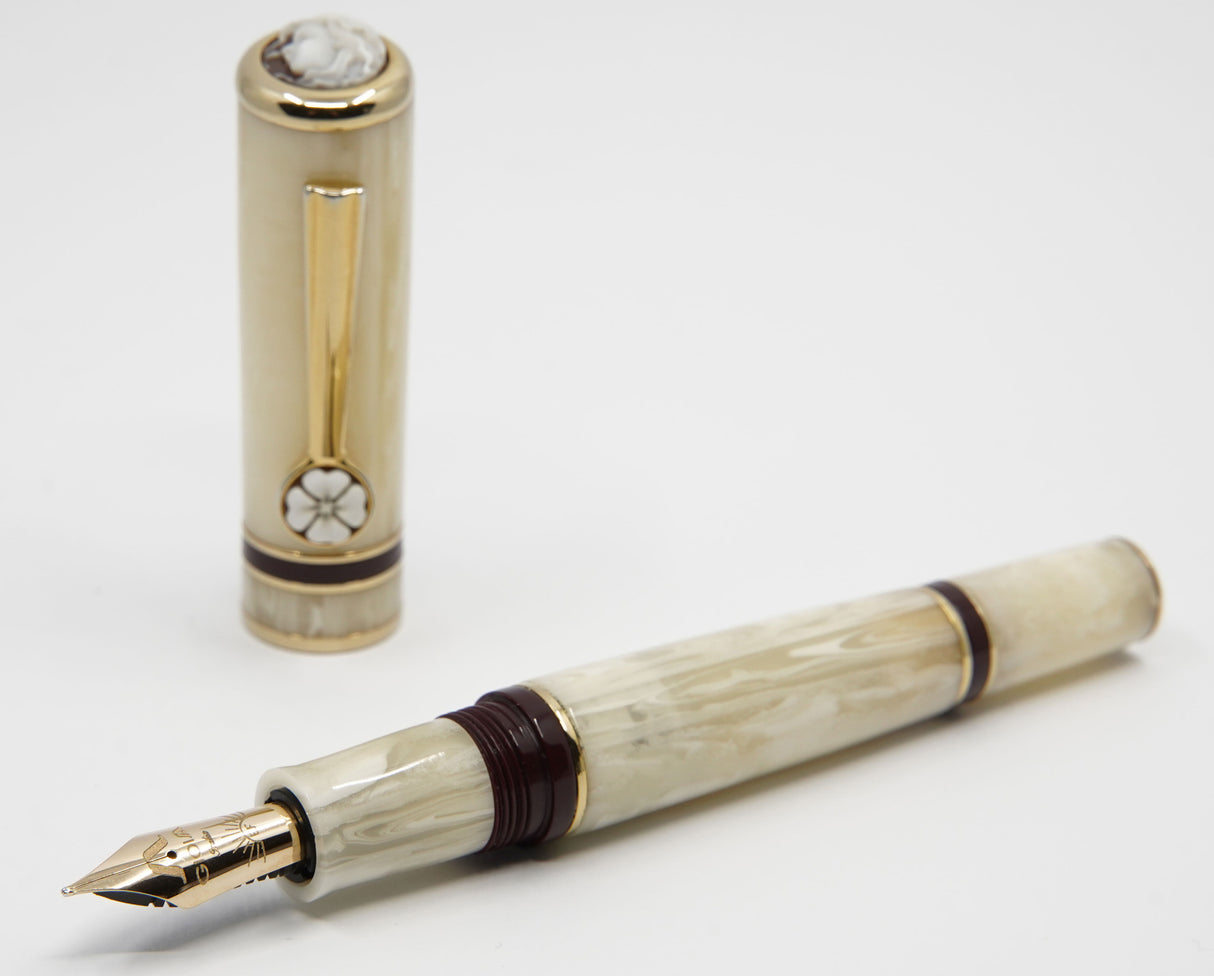 Gioia Cameo Burgundy Fountain Pen