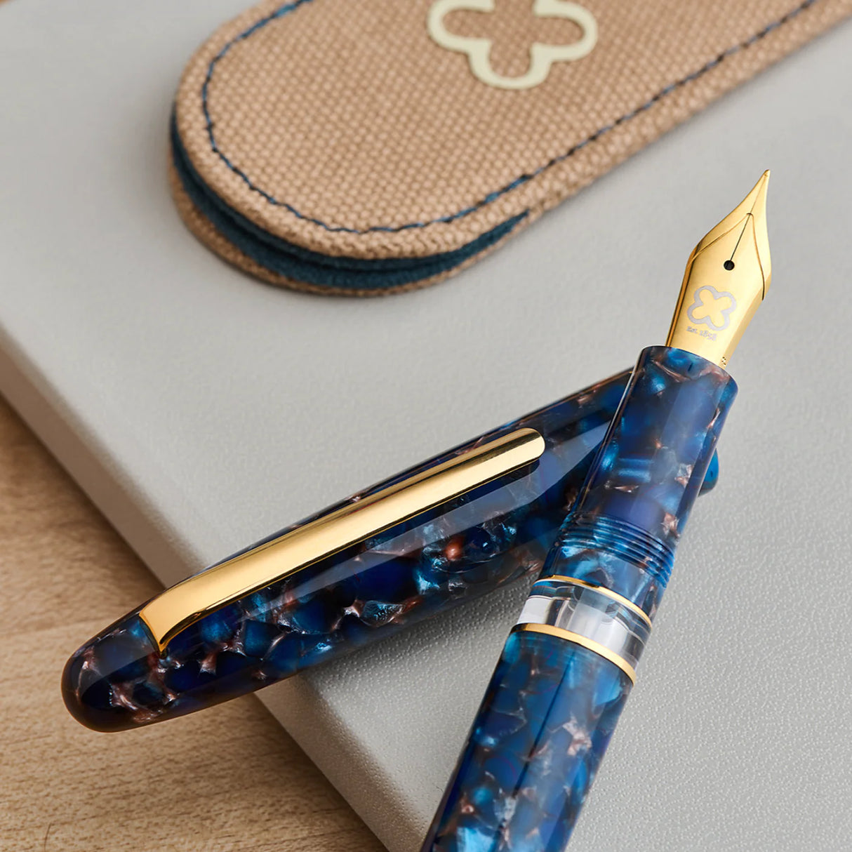 Esterbrook Estie Nouveau Bleu Nouveau Bleu with Gold Trim - Fountain Pen (Button Piston)