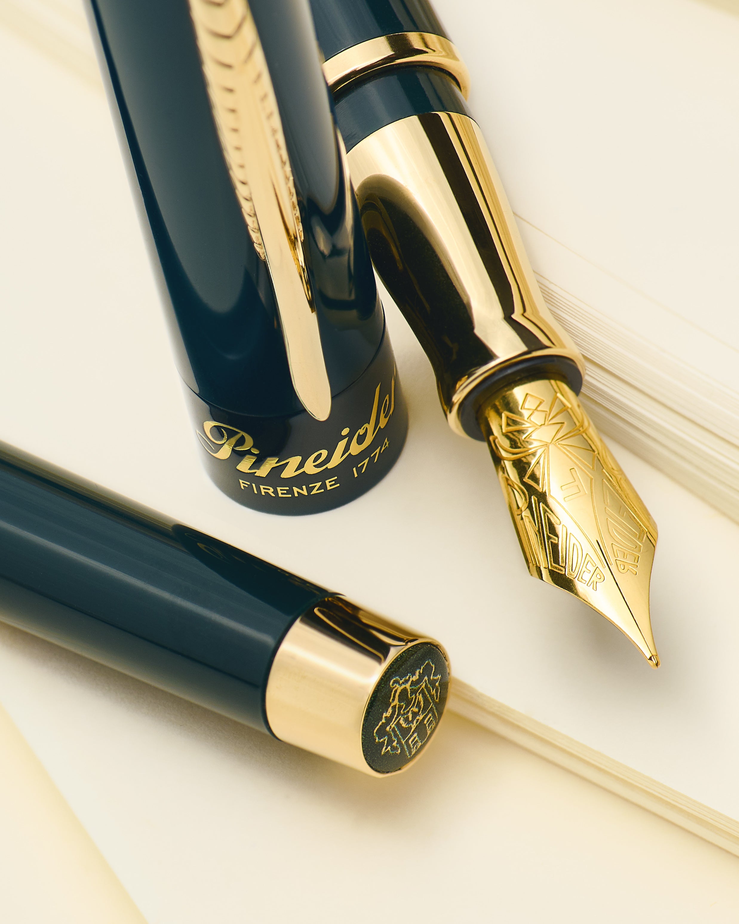 Pineider Avatar UR Anniversary Green w/Yellow Gold Trim Limited Edition - Fountain Pen