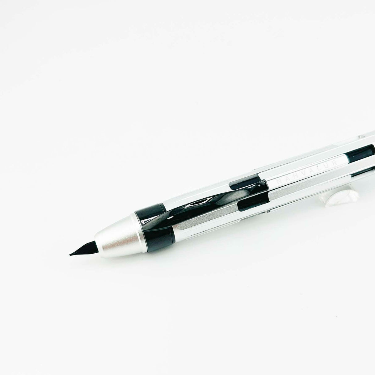 Nahvalur Eclipse Retractable white and black  - Fountain Pen