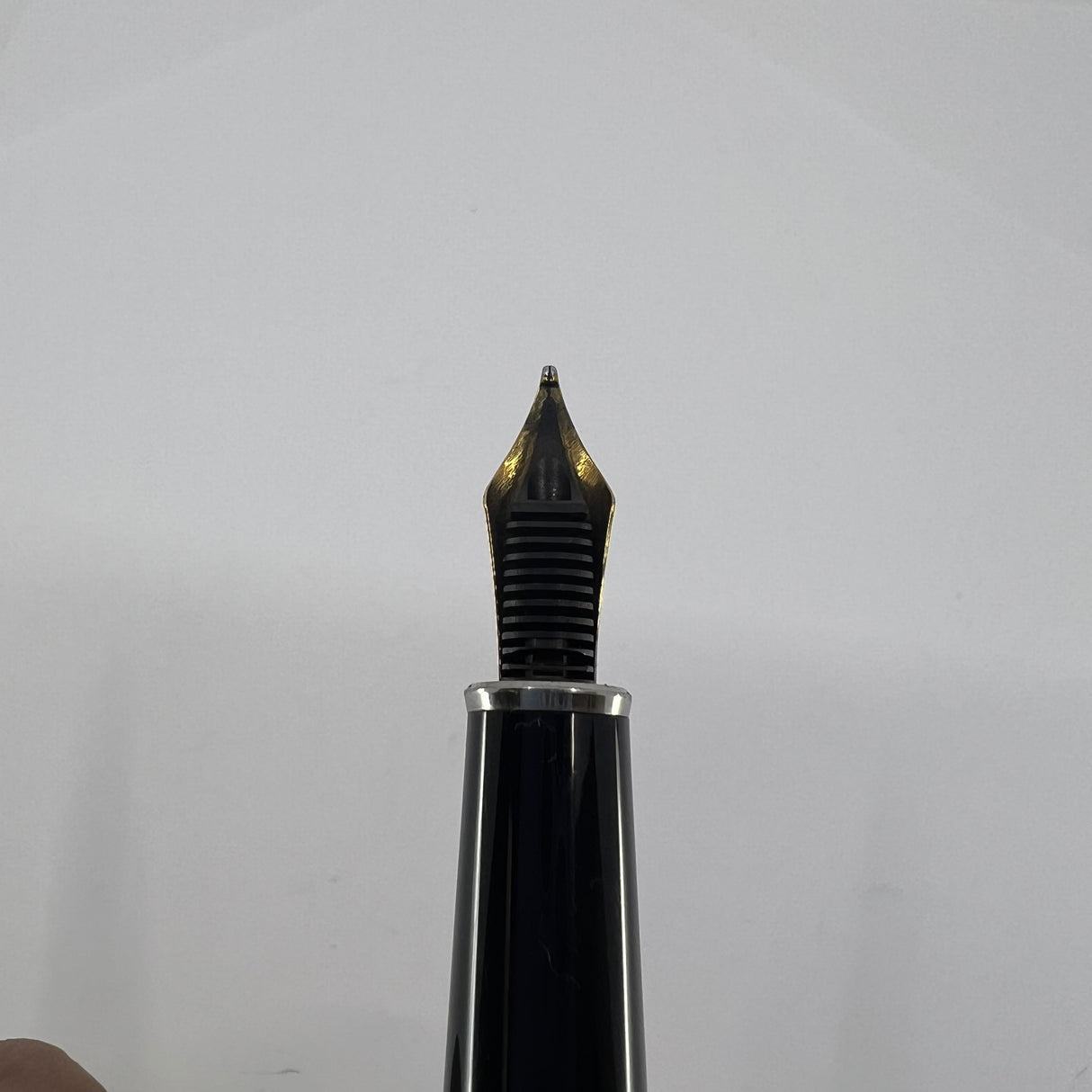 Montblanc Solitaire Doue Black & White #145  Fountain Pen - Medium 18kt Gold  Nib