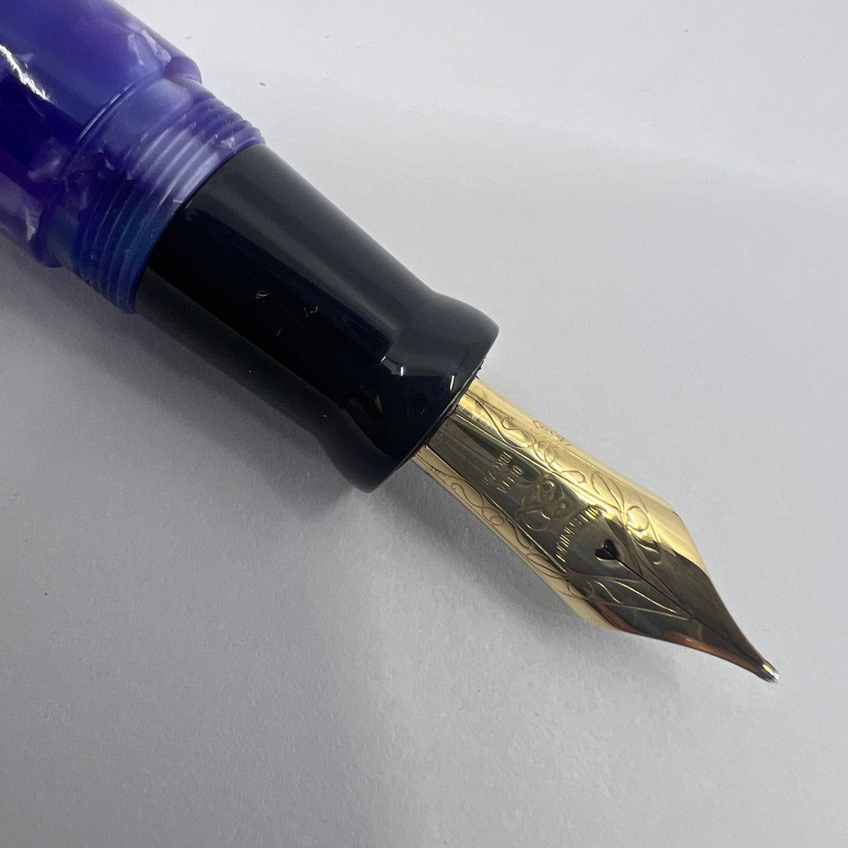 Delta #365 Lustrous Variegated Purple Marbled  Barrel/Black Cap Fountain Pen - Medium 18kt Gold Nib