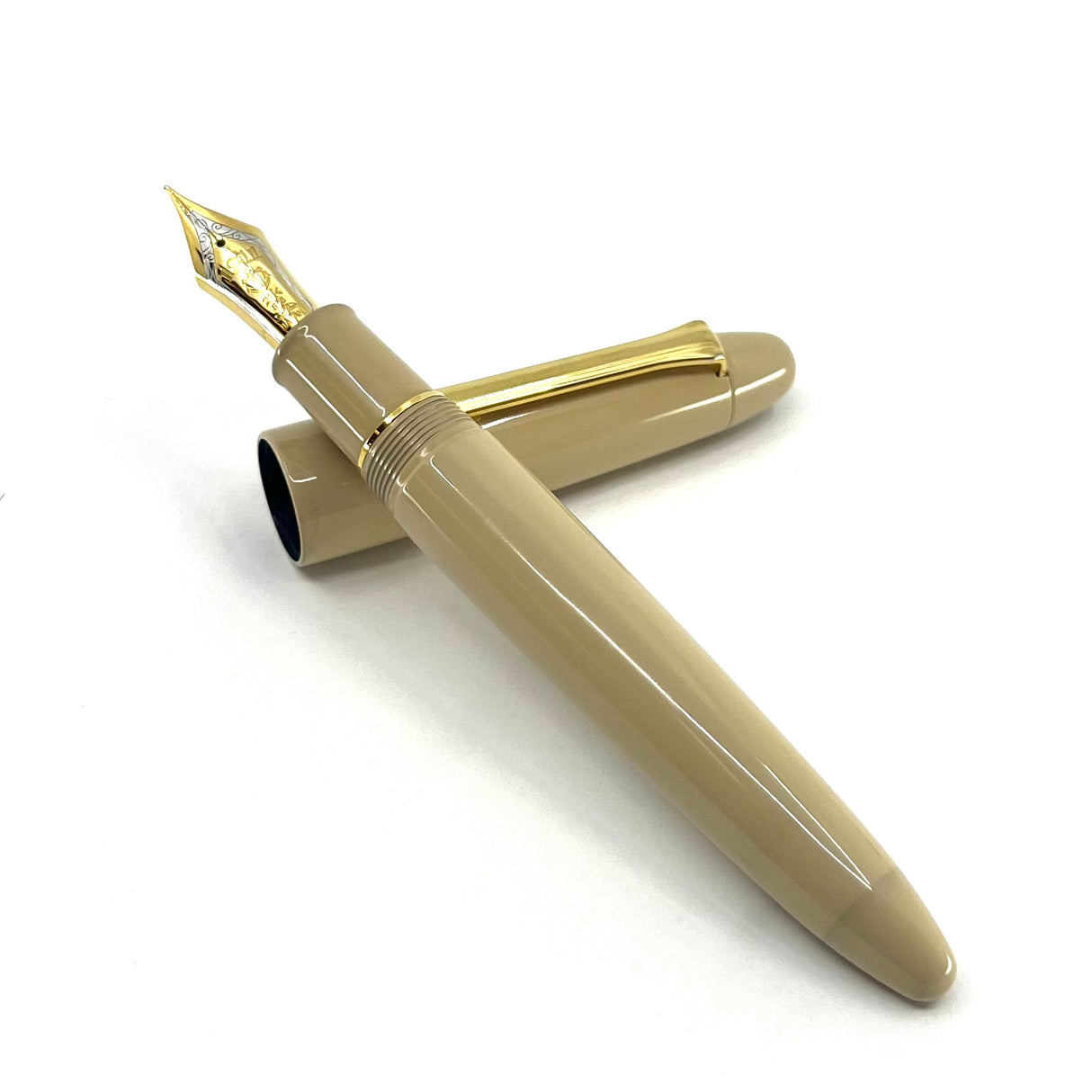 Sailor King Of Pens - Ivory Urushi Ebonite Fountain Pen  - Medium 21kt  Gold Nib