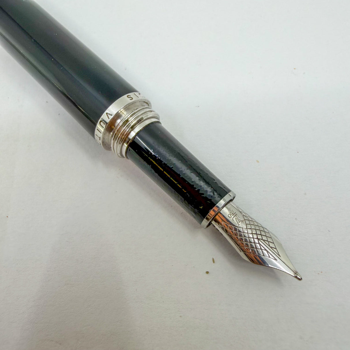 Louis Vuitton Doc Series Palladium Plated Cap/Black Lacquer Barrel Fountain Pen - Medium 18kt Gold Nib