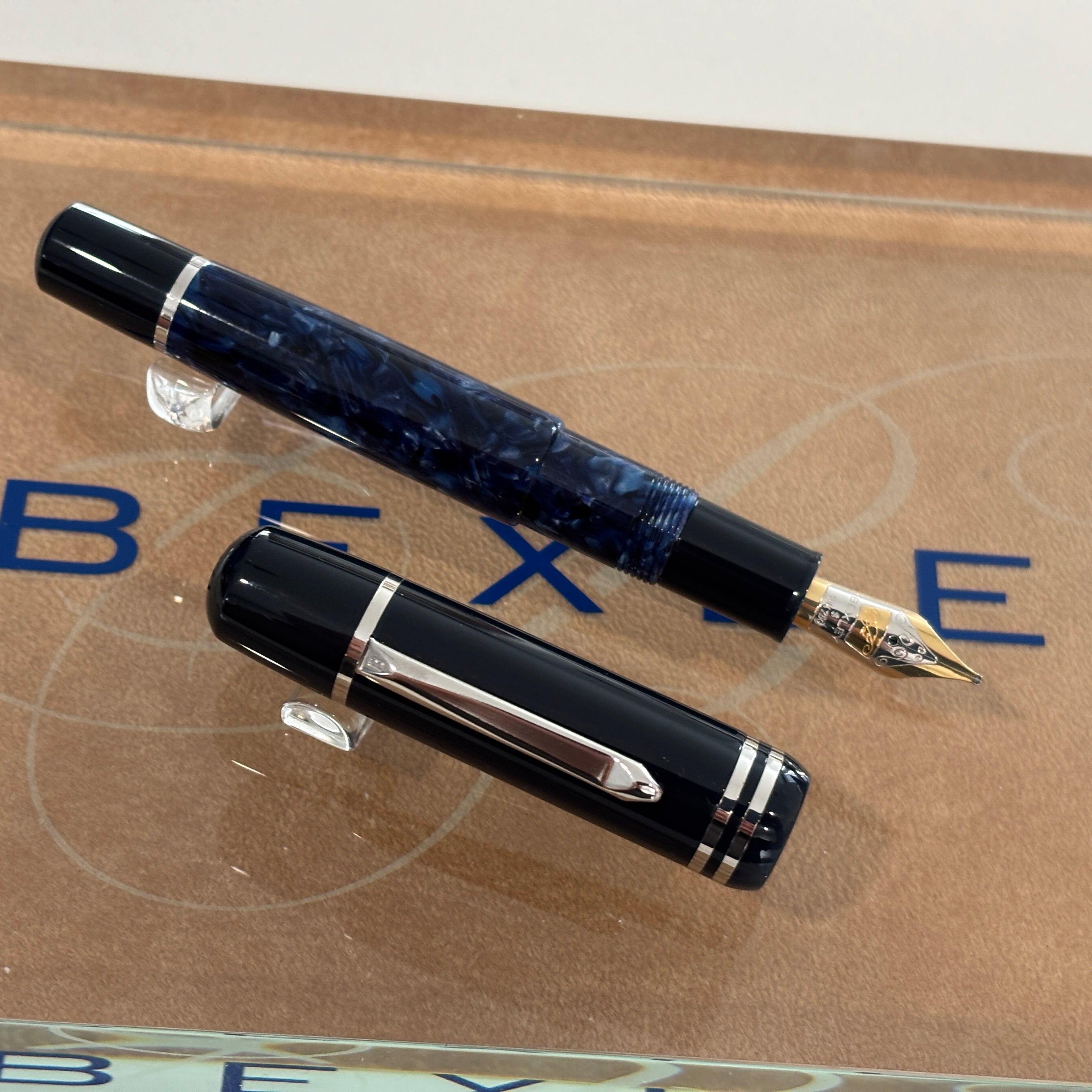 BEXLEY 青いマーブル万年筆 M Bexley Magnum Poseidon Blue Marble Fountain Pen – Fountain Pen