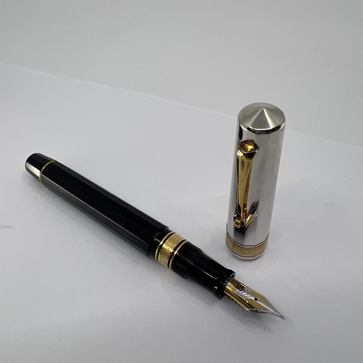 OMAS Doue Facetted Large Paragon Fountain Pen - Sterling Silver Cap - Fine 18kt Gold Nib