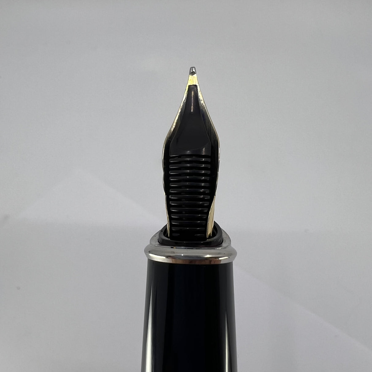 S.T. Dupont Orpheo (Largest Size) Black Laque de Chine  Fountain Pen - Medium 18kt Gold Nib