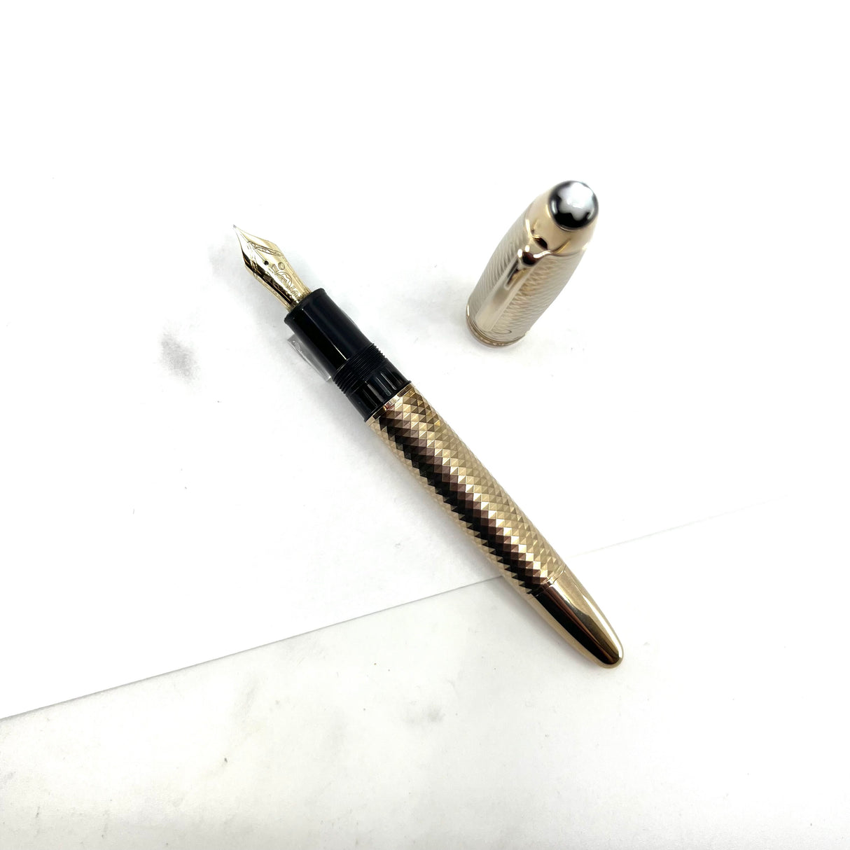 Montblanc Solitaire Geometric Dimension Gold-Plated LeGrand #146  Fountain Pen - Fine 18kt Gold Nib