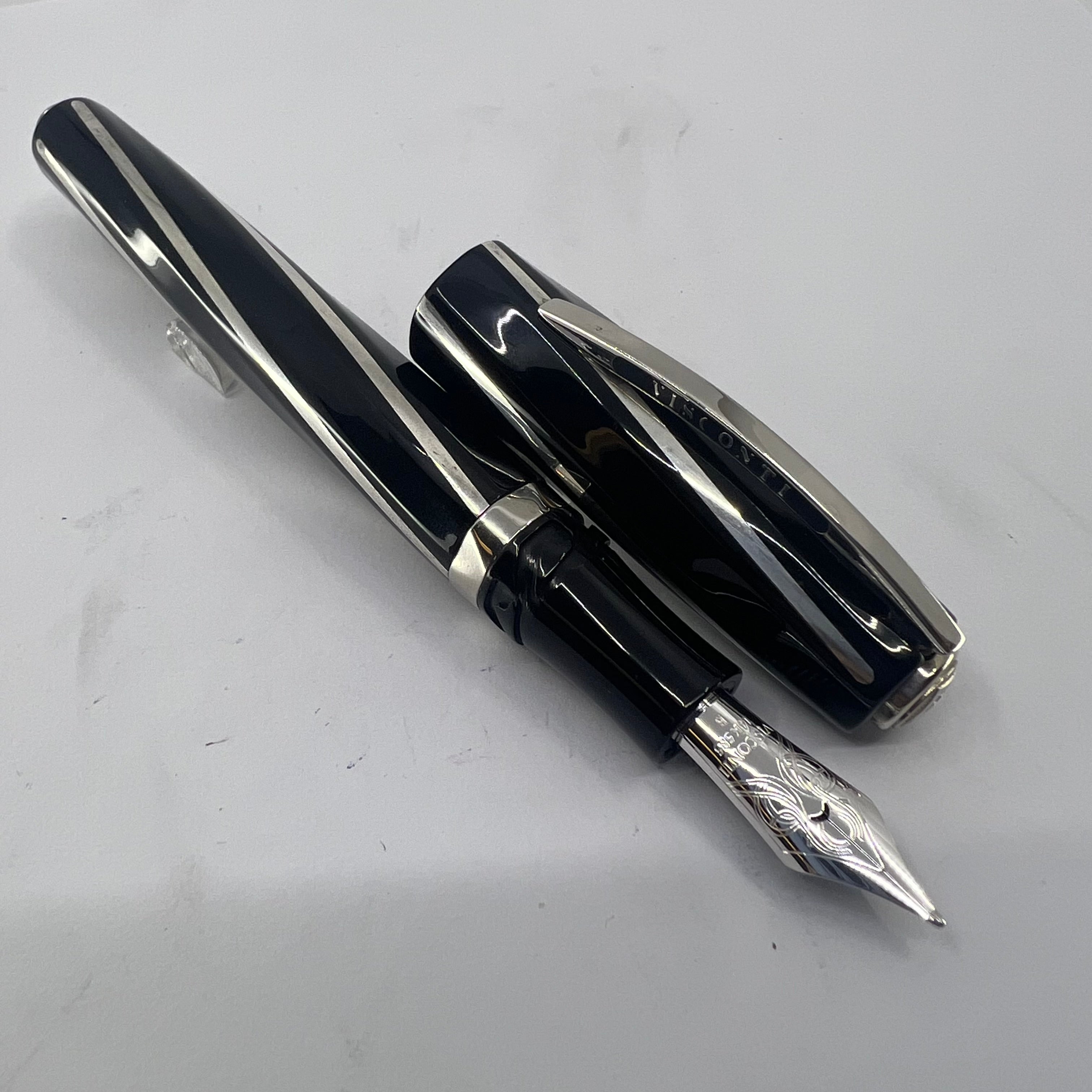 Visconti Black Divina Large Fountain Pen - Broad 14kt Gold Nib