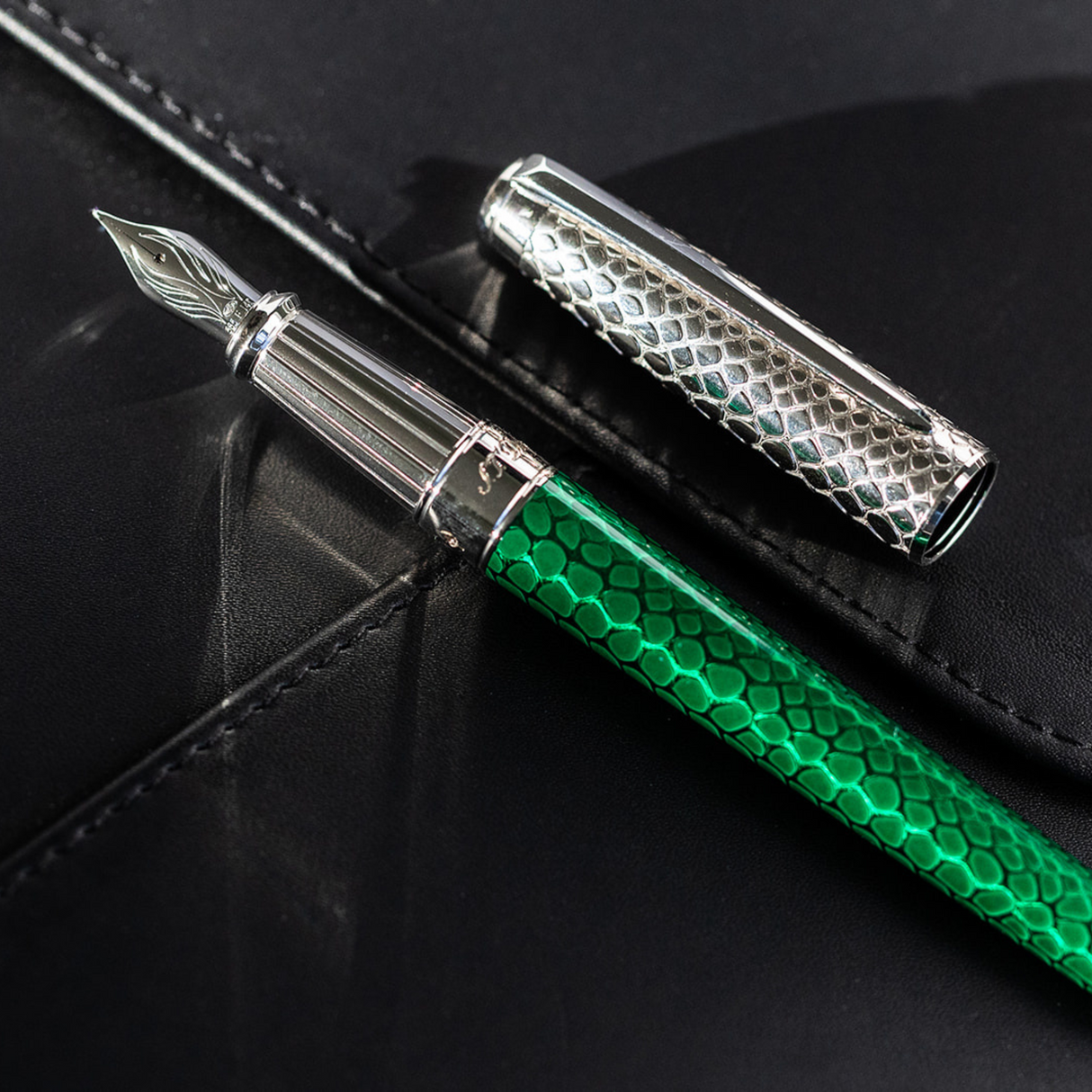 S.T. Dupont Snake Skin Green - Fountain Pen